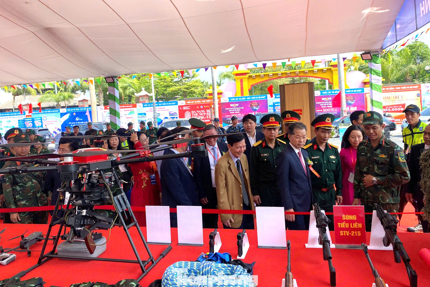 Khu vực triển lãm an ninh quốc phòng đông kín người. Khu vực triển lãm an ninh quốc phòng đông kín người.