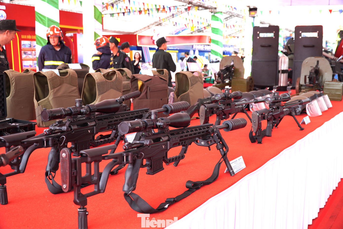Súng bắn tỉa Gladius Mille sử dụng đạn 7,62x51mm, tầm bắn hiệu quả 1.200m. Loại súng này được trang bị cho cảnh sát đặc nhiệm. “Đây là lần đầu tiên tôi được nhìn thấy súng bắn tỉa, trước đây chỉ thấy trên phim ảnh. Ngoài ra còn có các phương tiện, vũ khí khác rất đáng xem. Cuối tuần tôi sẽ đưa các con đến triển lãm, chắc chắn các cháu sẽ rất hứng thú”, anh Đăng Dũng (quận Cẩm Lệ, TP Đà Nẵng) chia sẻ. Súng bắn tỉa Gladius Mille sử dụng đạn 7,62x51mm, tầm bắn hiệu quả 1.200m. Loại súng này được trang bị cho cảnh sát đặc nhiệm. “Đây là lần đầu tiên tôi được nhìn thấy súng bắn tỉa, trước đây chỉ thấy trên phim ảnh. Ngoài ra còn có các phương tiện, vũ khí khác rất đáng xem. Cuối tuần tôi sẽ đưa các con đến triển lãm, chắc chắn các cháu sẽ rất hứng thú”, anh Đăng Dũng (quận Cẩm Lệ, TP Đà Nẵng) chia sẻ.