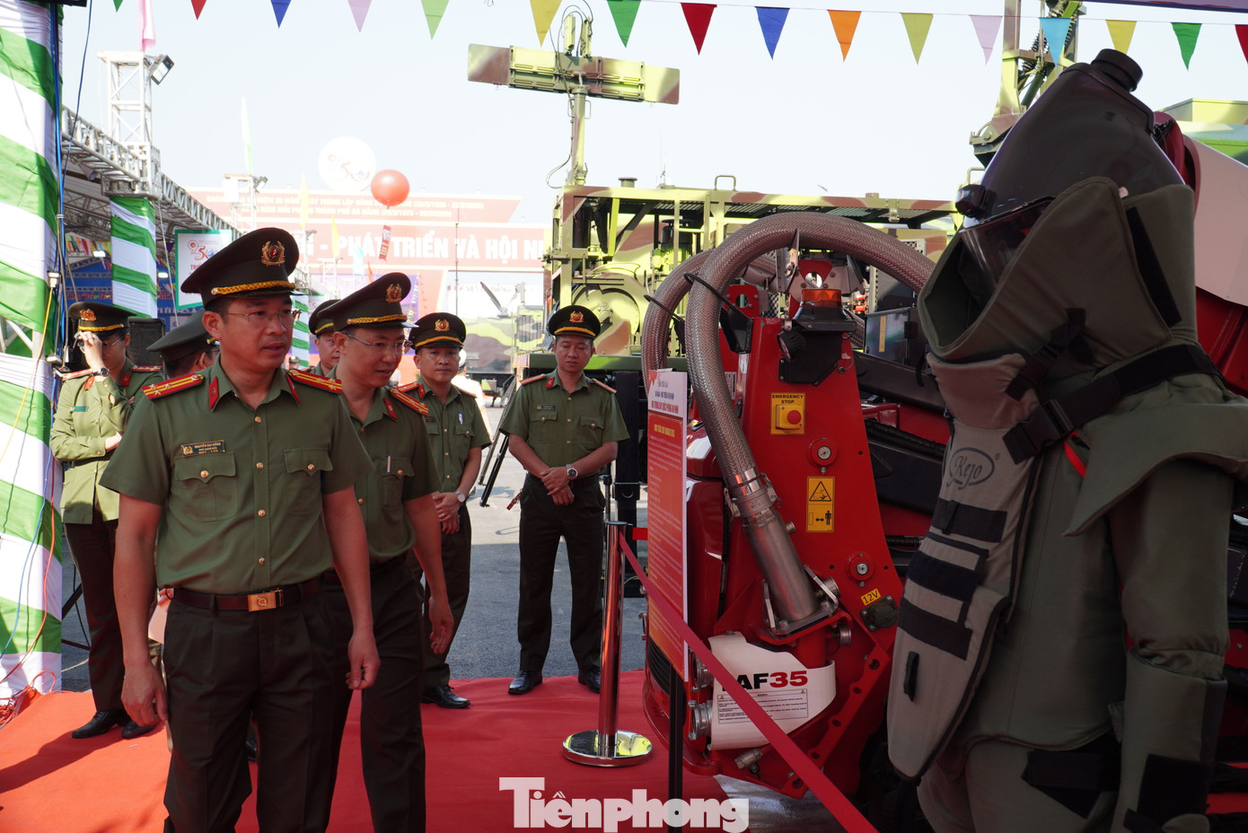 Tại khu vực triển lãm an ninh quốc phòng, người dân trầm trồ trước các khí tài quân sự. Đặc biệt là các loại xe tên lửa, súng bắn tỉa... Tại khu vực triển lãm an ninh quốc phòng, người dân trầm trồ trước các khí tài quân sự. Đặc biệt là các loại xe tên lửa, súng bắn tỉa...