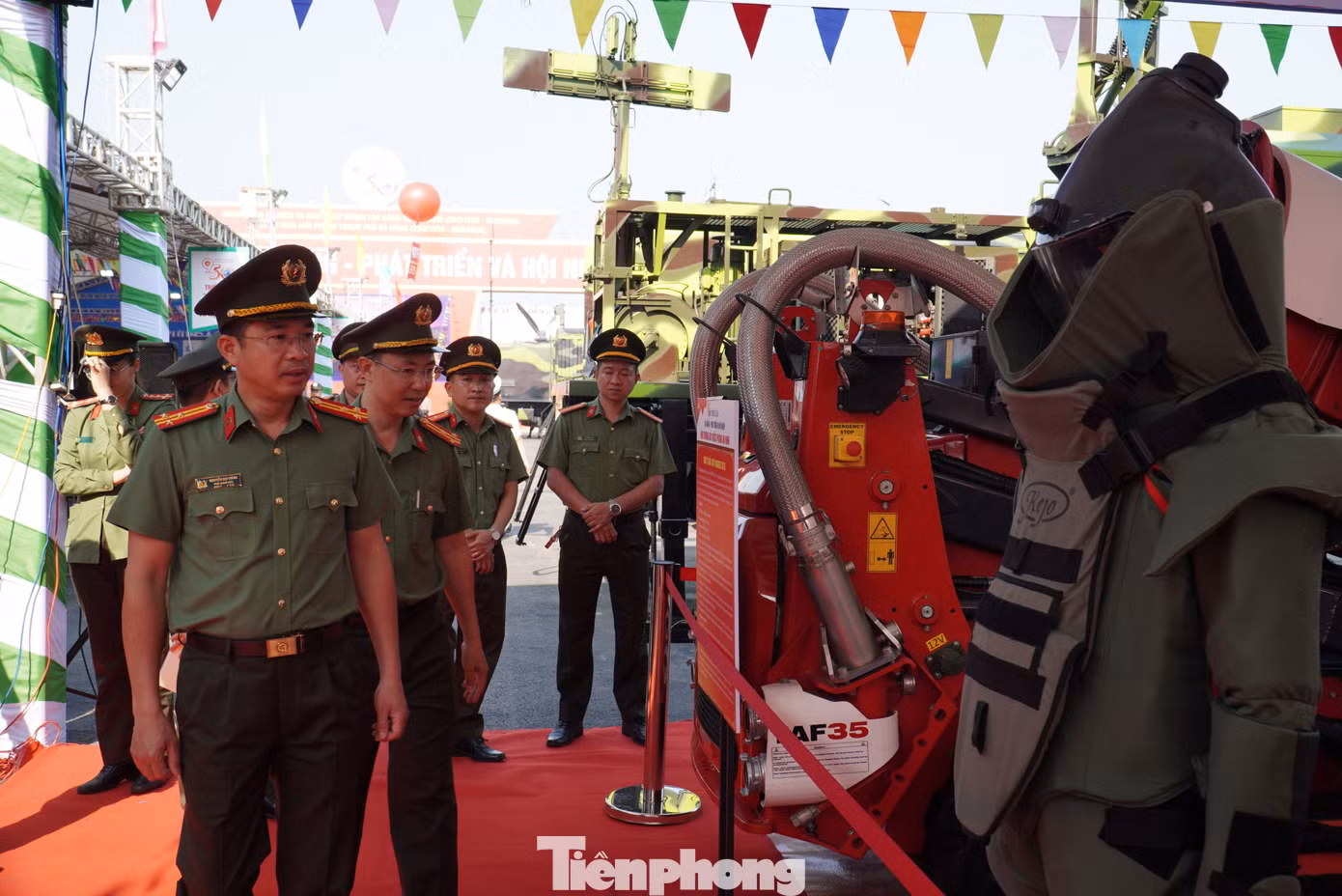 Tại khu vực triển lãm an ninh quốc phòng, người dân trầm trồ trước các khí tài quân sự. Đặc biệt là các loại xe tên lửa, súng bắn tỉa...