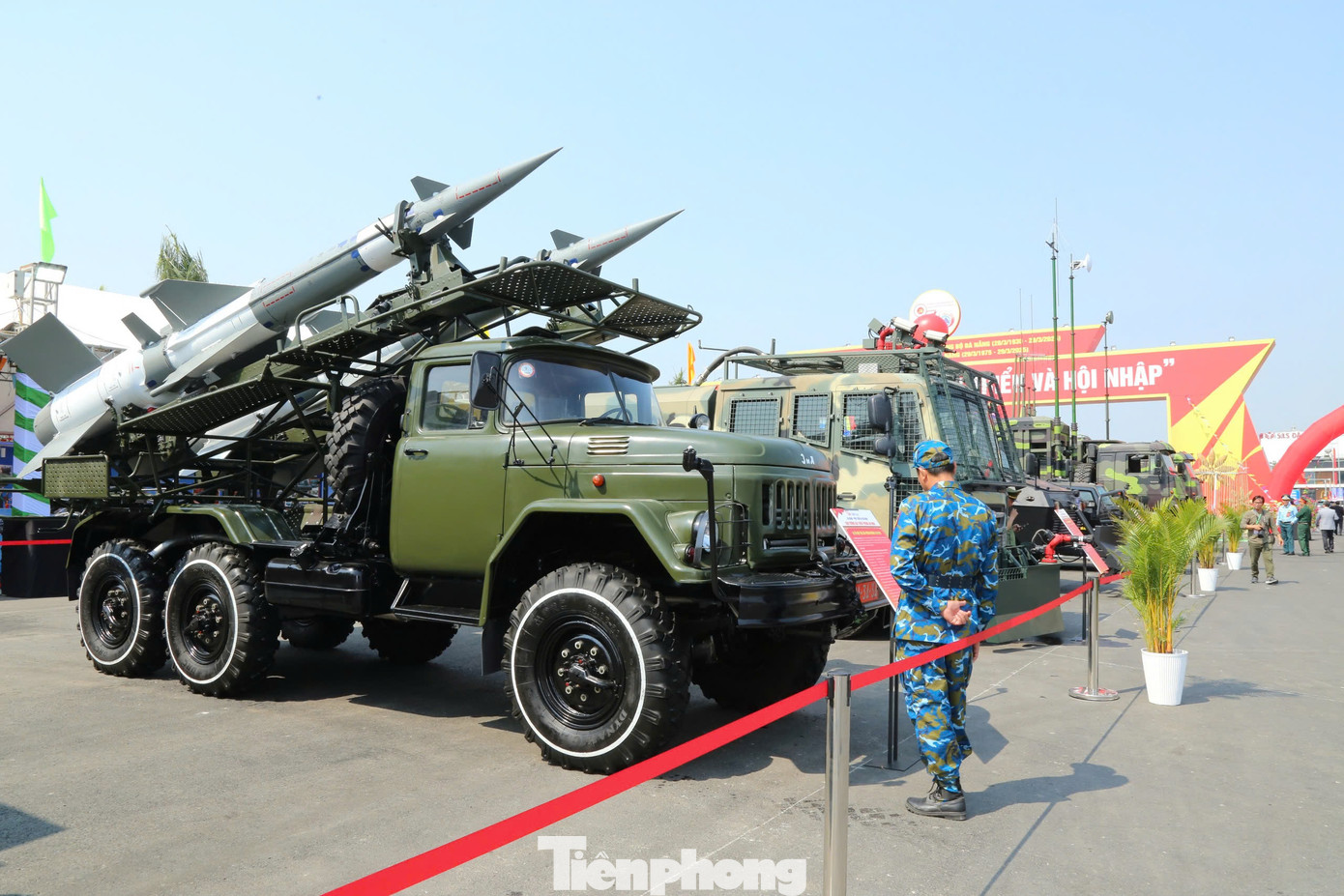 Xe tổ hợp tên lửa phòng không gây chú ý tại triển lãm. Xe tổ hợp tên lửa phòng không gây chú ý tại triển lãm.