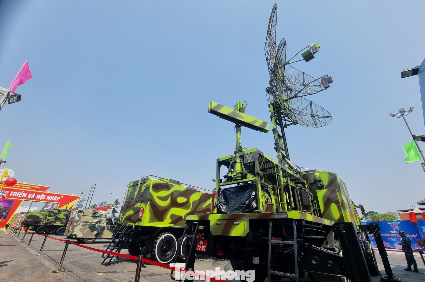 Xe đài ra đa có tính năng chỉ thị mục tiêu cho tổ hợp tên lửa và các đơn vị hỏa lực đường không, cung cấp thông tin, kết nối tới Sở chỉ huy linh hoạt, quan sát toàn bộ phương vị 360 độ, chống các loại nhiễu tiêu cực…. Xe đài ra đa có tính năng chỉ thị mục tiêu cho tổ hợp tên lửa và các đơn vị hỏa lực đường không, cung cấp thông tin, kết nối tới Sở chỉ huy linh hoạt, quan sát toàn bộ phương vị 360 độ, chống các loại nhiễu tiêu cực….