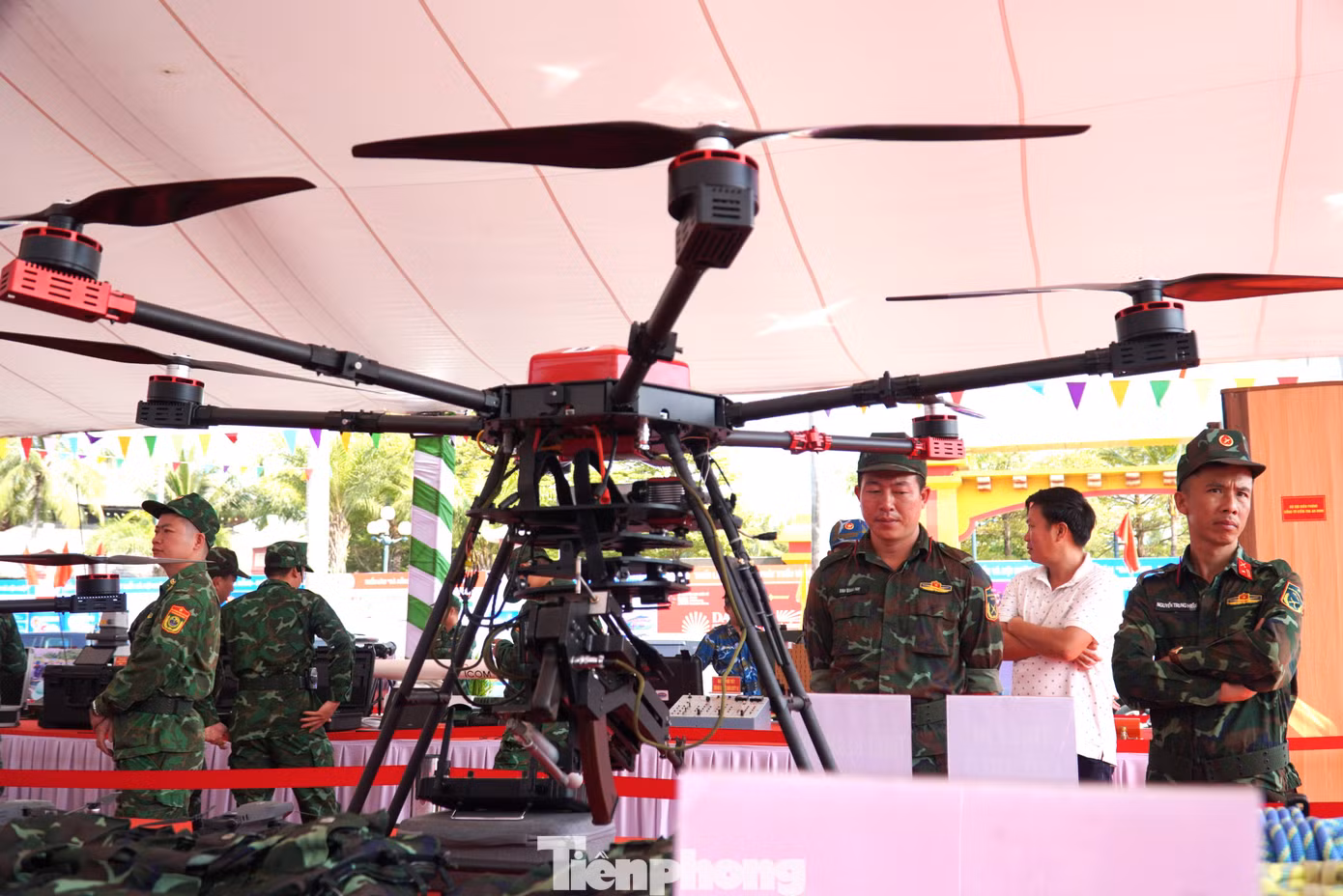Khu vực triển lãm an ninh quốc phòng đông kín người.