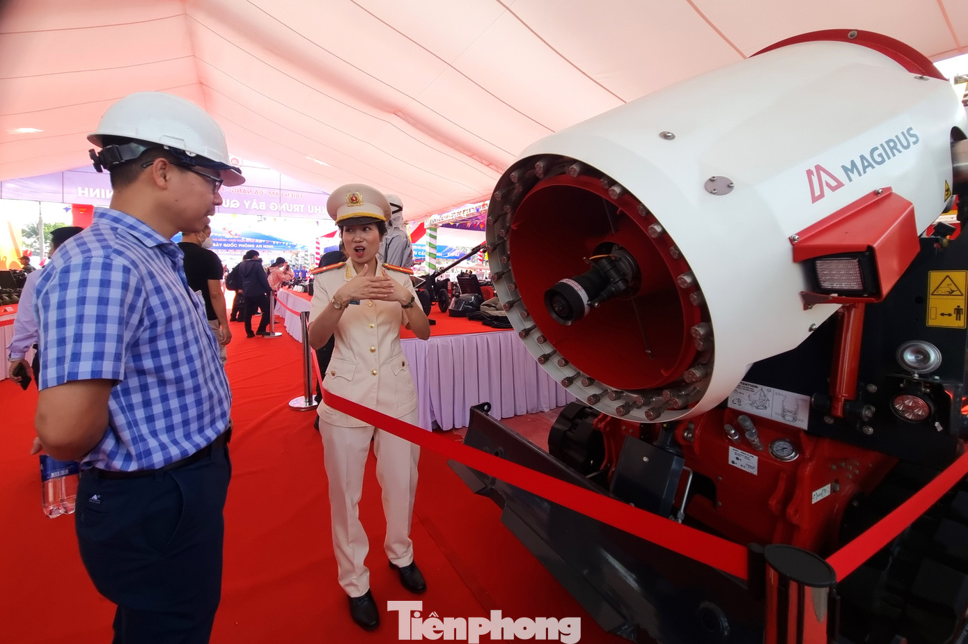 Khu vực triển lãm an ninh quốc phòng đông kín người. Khu vực triển lãm an ninh quốc phòng đông kín người.