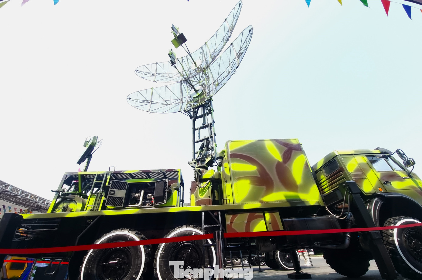 Xe đài ra đa có tính năng chỉ thị mục tiêu cho tổ hợp tên lửa và các đơn vị hỏa lực đường không, cung cấp thông tin, kết nối tới Sở chỉ huy linh hoạt, quan sát toàn bộ phương vị 360 độ, chống các loại nhiễu tiêu cực…. Xe đài ra đa có tính năng chỉ thị mục tiêu cho tổ hợp tên lửa và các đơn vị hỏa lực đường không, cung cấp thông tin, kết nối tới Sở chỉ huy linh hoạt, quan sát toàn bộ phương vị 360 độ, chống các loại nhiễu tiêu cực….