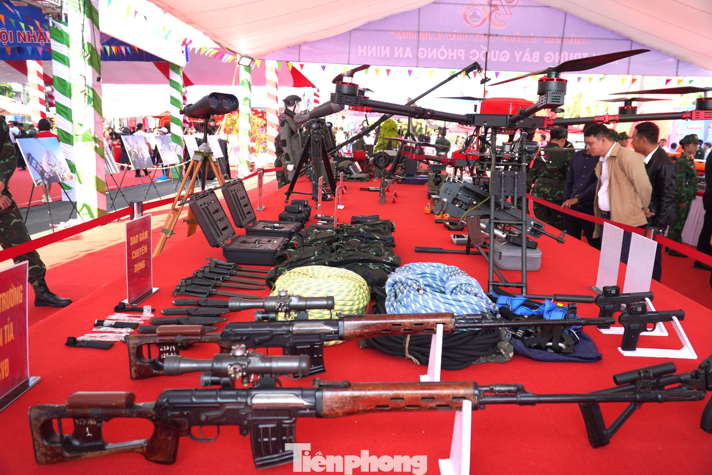 Tại khu vực triển lãm an ninh quốc phòng, người dân trầm trồ trước các khí tài quân sự. Đặc biệt là các loại xe tên lửa, súng bắn tỉa... Tại khu vực triển lãm an ninh quốc phòng, người dân trầm trồ trước các khí tài quân sự. Đặc biệt là các loại xe tên lửa, súng bắn tỉa...