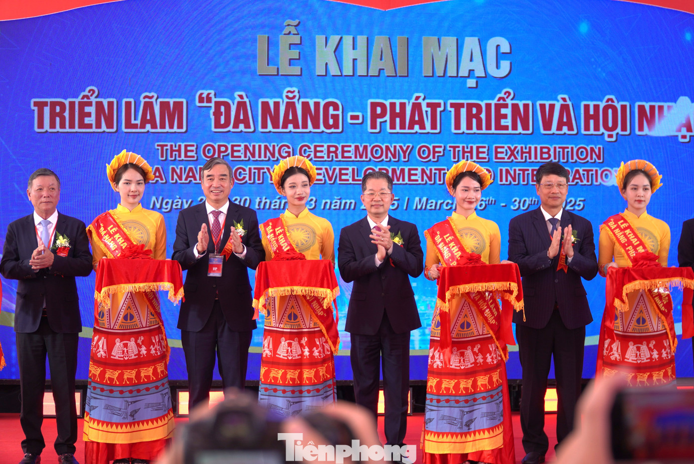 Ngày 26/3, Đà Nẵng khai mạc triển lãm “Đà Nẵng - phát triển và hội nhập” nhân kỷ niệm 50 năm ngày giải phóng thành phố (29/3/1975). Triển lãm tổ chức tại Cung Thể thao Tiên Sơn trên diện tích hơn 10.800m², gồm 3 khu trưng bày: Xây dựng Đảng và thành tựu các lĩnh vực kinh tế - xã hội của thành phố; An ninh quốc phòng; Giới thiệu doanh nghiệp. Triển lãm “Đà Nẵng - phát triển và hội nhập” kéo dài đến 30/3/2025. Ảnh: Thanh Hiền. Ngày 26/3, Đà Nẵng khai mạc triển lãm “Đà Nẵng - phát triển và hội nhập” nhân kỷ niệm 50 năm ngày giải phóng thành phố (29/3/1975). Triển lãm tổ chức tại Cung Thể thao Tiên Sơn trên diện tích hơn 10.800m², gồm 3 khu trưng bày: Xây dựng Đảng và thành tựu các lĩnh vực kinh tế - xã hội của thành phố; An ninh quốc phòng; Giới thiệu doanh nghiệp. Triển lãm “Đà Nẵng - phát triển và hội nhập” kéo dài đến 30/3/2025. Ảnh: Thanh Hiền.