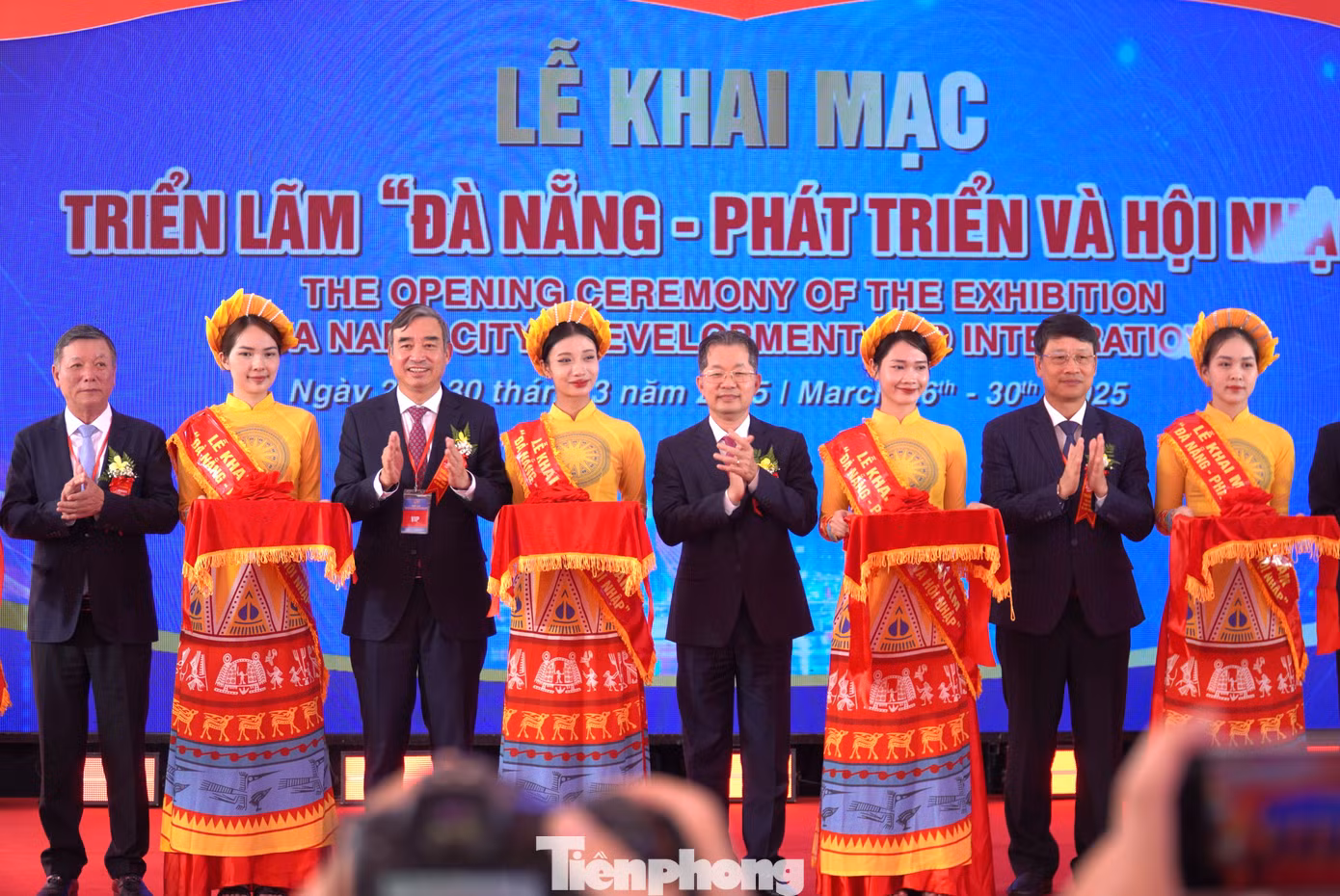 Ngày 26/3, Đà Nẵng khai mạc triển lãm “Đà Nẵng - phát triển và hội nhập” nhân kỷ niệm 50 năm ngày giải phóng thành phố (29/3/1975). Triển lãm tổ chức tại Cung Thể thao Tiên Sơn trên diện tích hơn 10.800m², gồm 3 khu trưng bày: Xây dựng Đảng và thành tựu các lĩnh vực kinh tế - xã hội của thành phố; An ninh quốc phòng; Giới thiệu doanh nghiệp. Triển lãm “Đà Nẵng - phát triển và hội nhập” kéo dài đến 30/3/2025. Ảnh: Thanh Hiền.