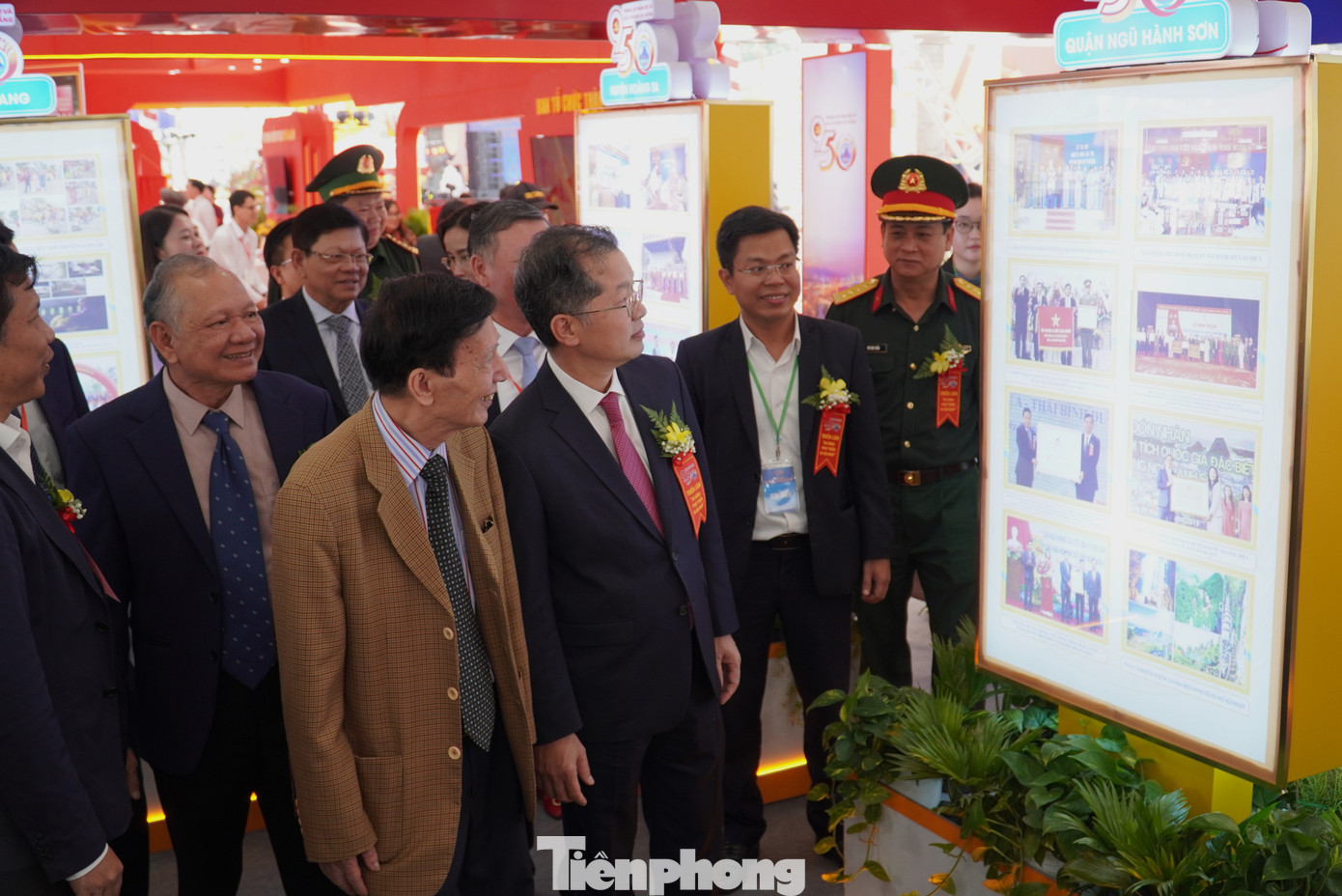 Các đại biểu tham quan triển lãm. Các đại biểu tham quan triển lãm.