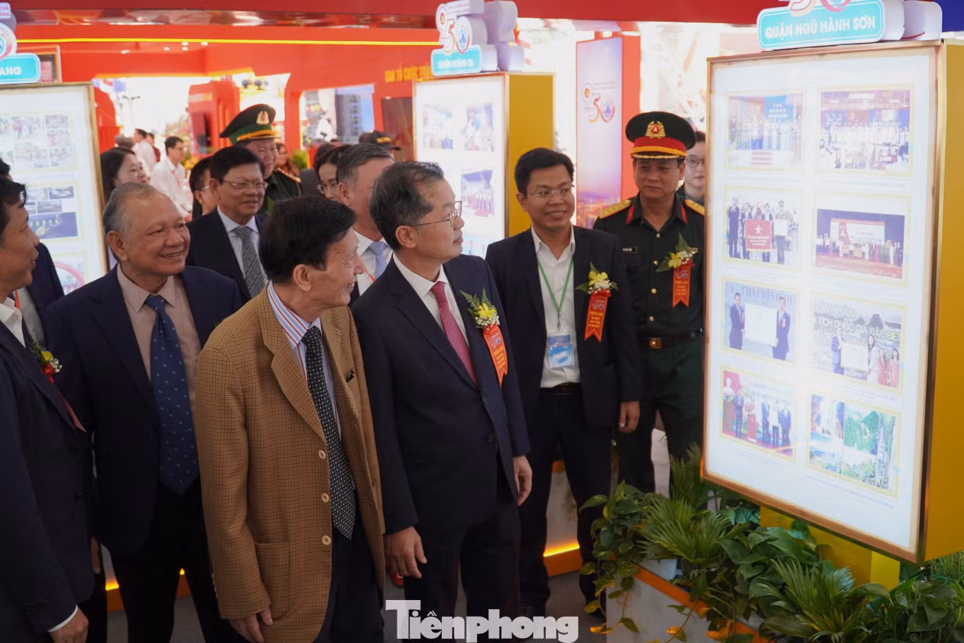 Các đại biểu tham quan triển lãm.