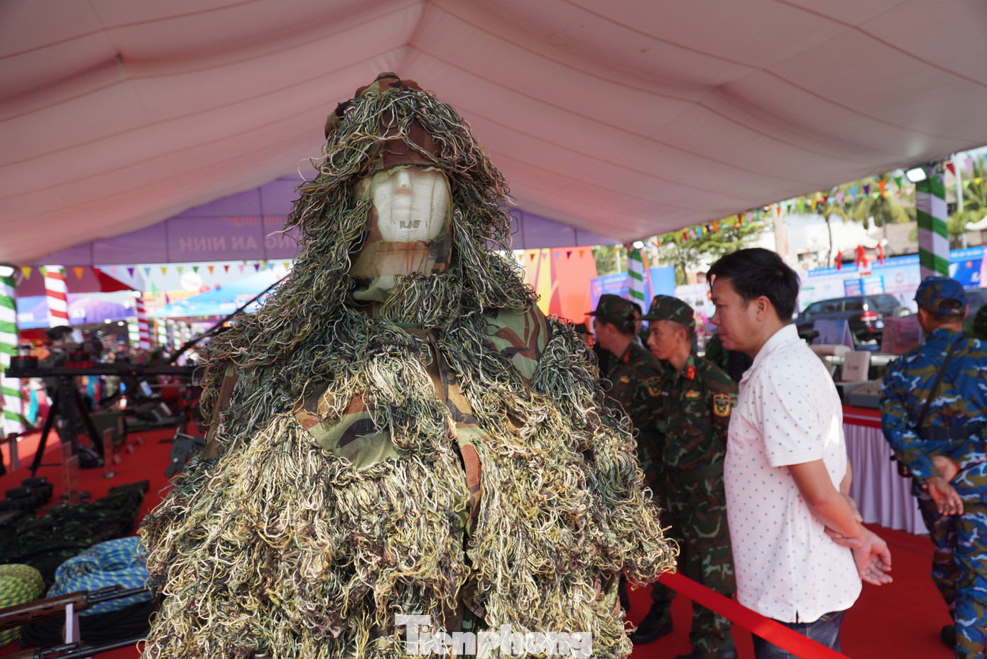 Khu vực triển lãm an ninh quốc phòng đông kín người. Khu vực triển lãm an ninh quốc phòng đông kín người.