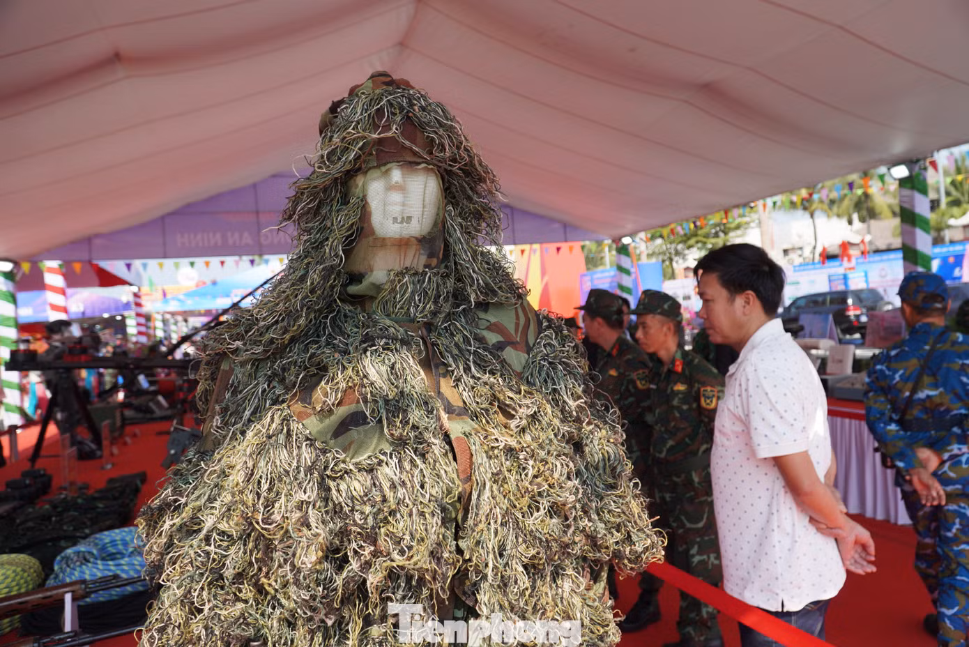 Khu vực triển lãm an ninh quốc phòng đông kín người.