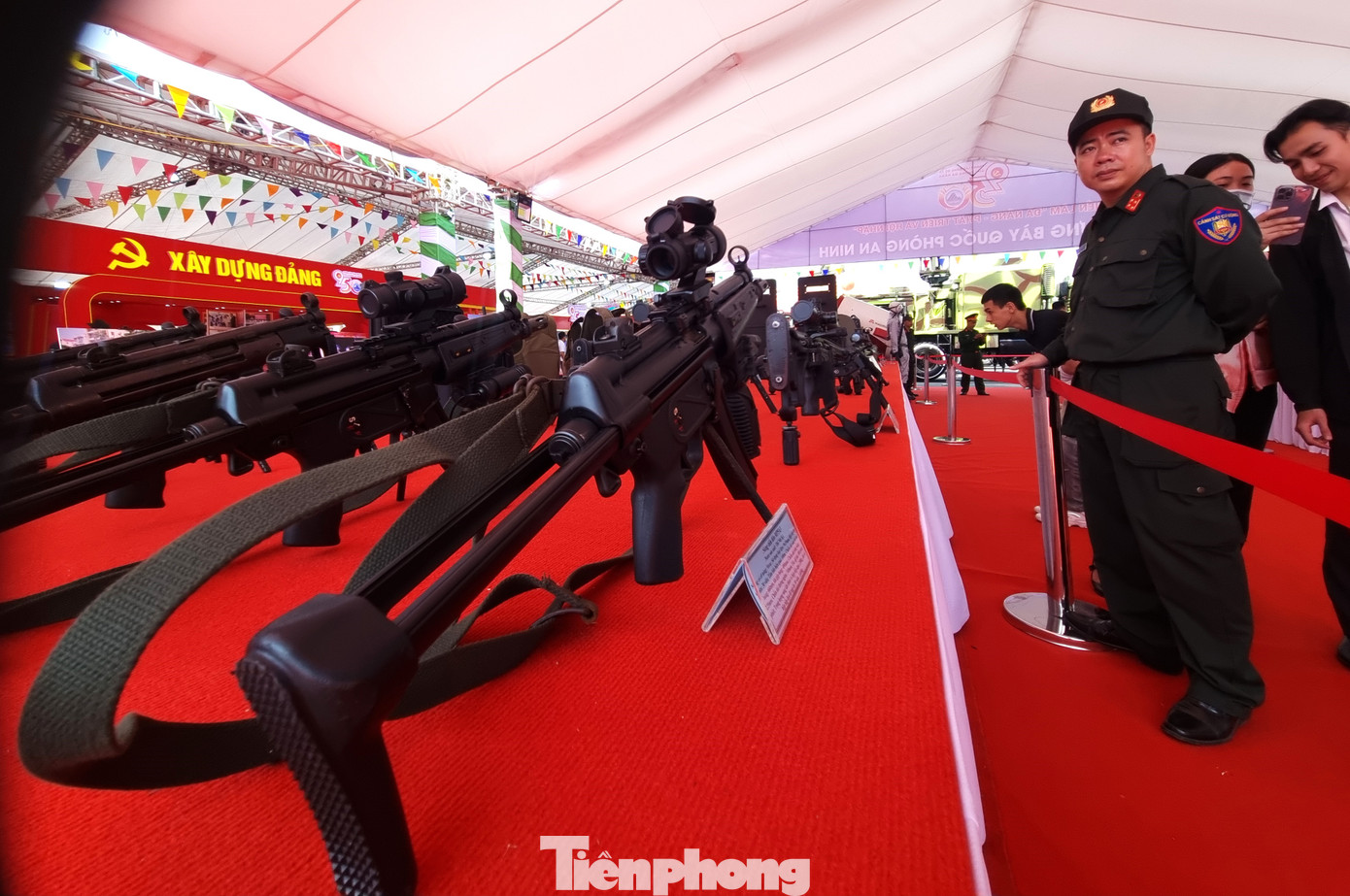 Súng được trưng bày theo từng cụm, có giới thiệu cụ thể cho người dân tìm hiểu. Súng được trưng bày theo từng cụm, có giới thiệu cụ thể cho người dân tìm hiểu.