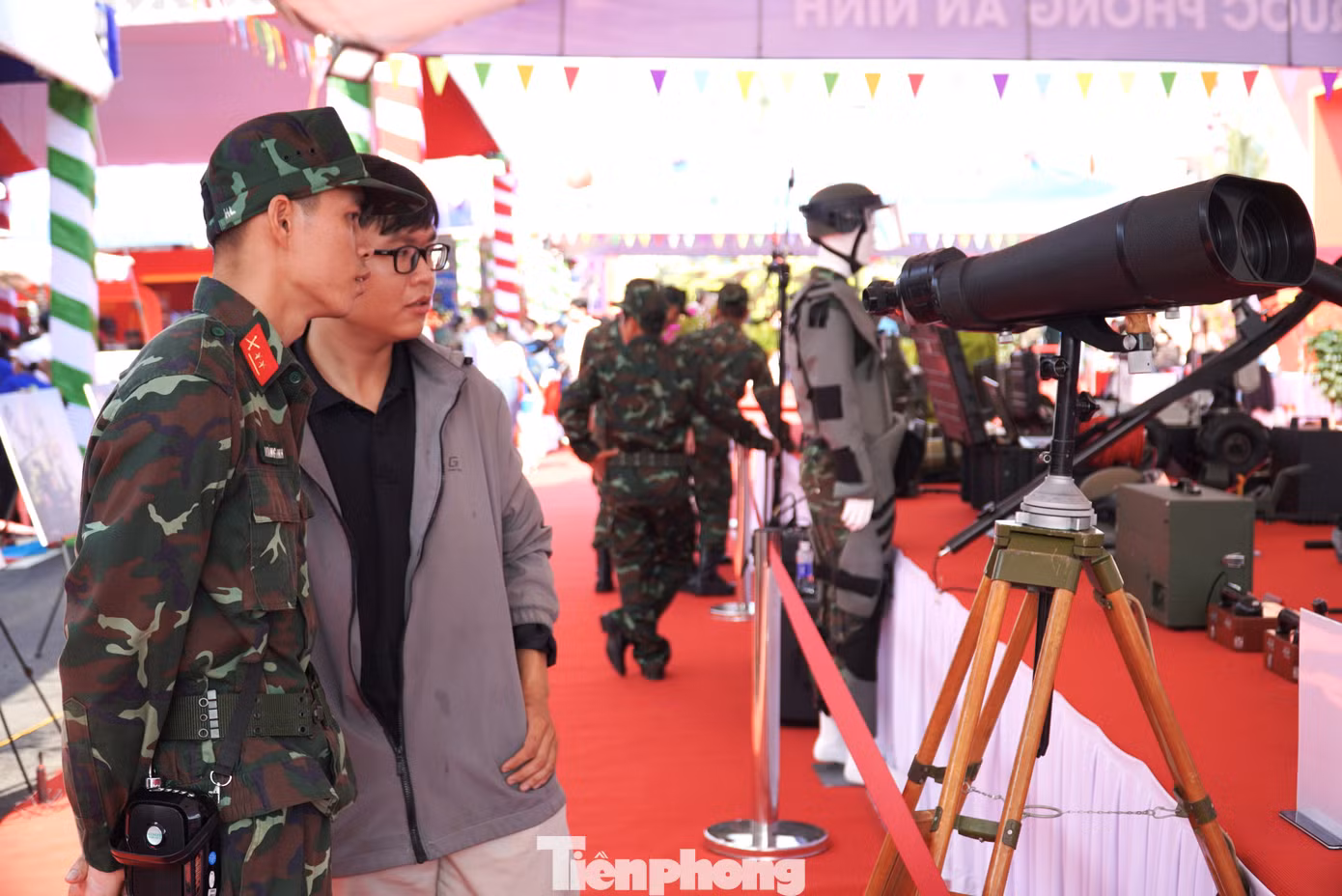 Tại khu vực triển lãm an ninh quốc phòng, người dân trầm trồ trước các khí tài quân sự. Đặc biệt là các loại xe tên lửa, súng bắn tỉa...