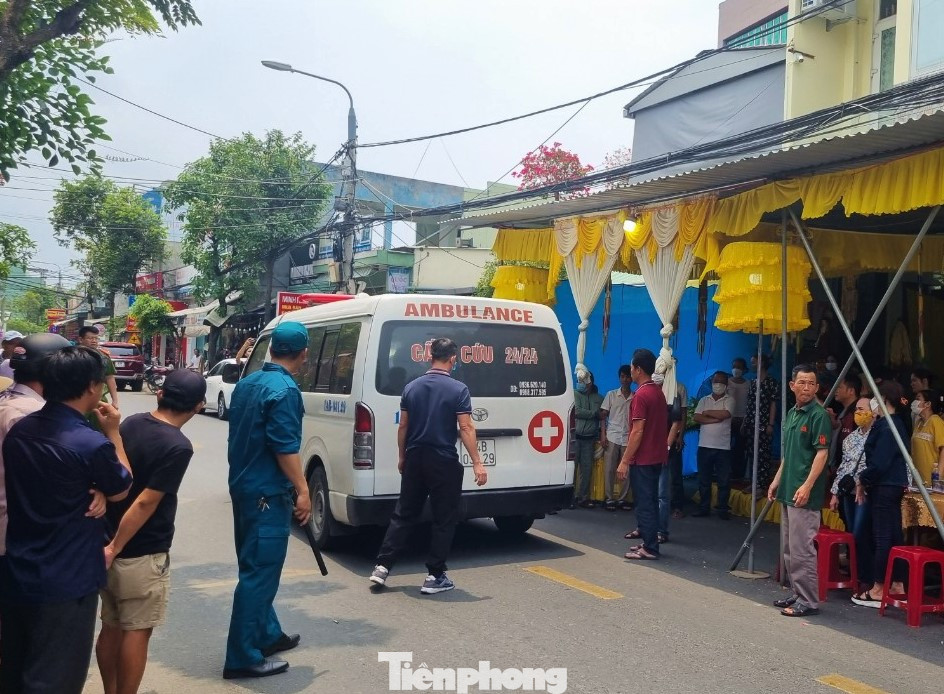 Xe cứu thương đưa thi thể các nạn nhân về nhà trưa 7/4.