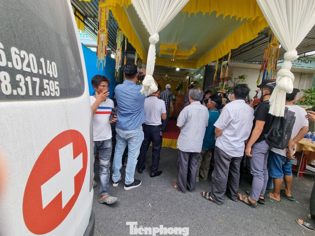 Người thân, hàng xóm...có mặt tại nhà nạn nhân trong lần trở về đầy xót xa này.