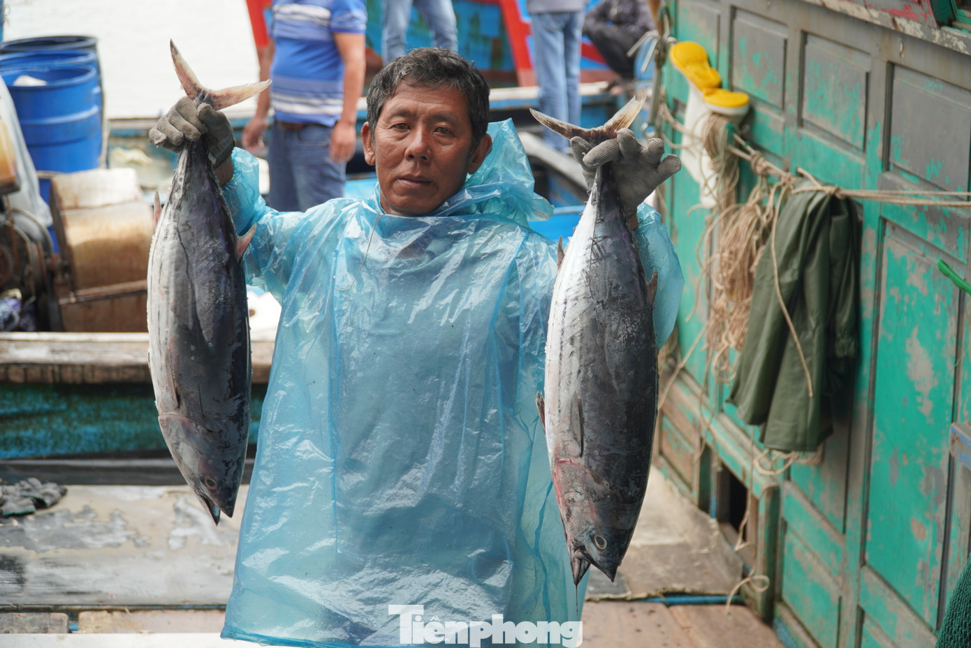 Theo các ngư dân, từ sau Tết đến tháng 5 âm lịch, cá ngừ và cá thu rất nhiều. Giá bán sỉ tại cảng cá ngừ khoảng 60.000 đồng/kg, cá thu 100.000 đồng/kg. "Sau chuyến biển này, chúng tôi về nghỉ ngơi lấy sức khoảng chục ngày rồi đi lại. Hy vọng chuyến sau cũng đánh bắt thuận lợi như vậy, gặp được cá ngừ đại dương nữa thì trúng mánh", ông Dũng cười.