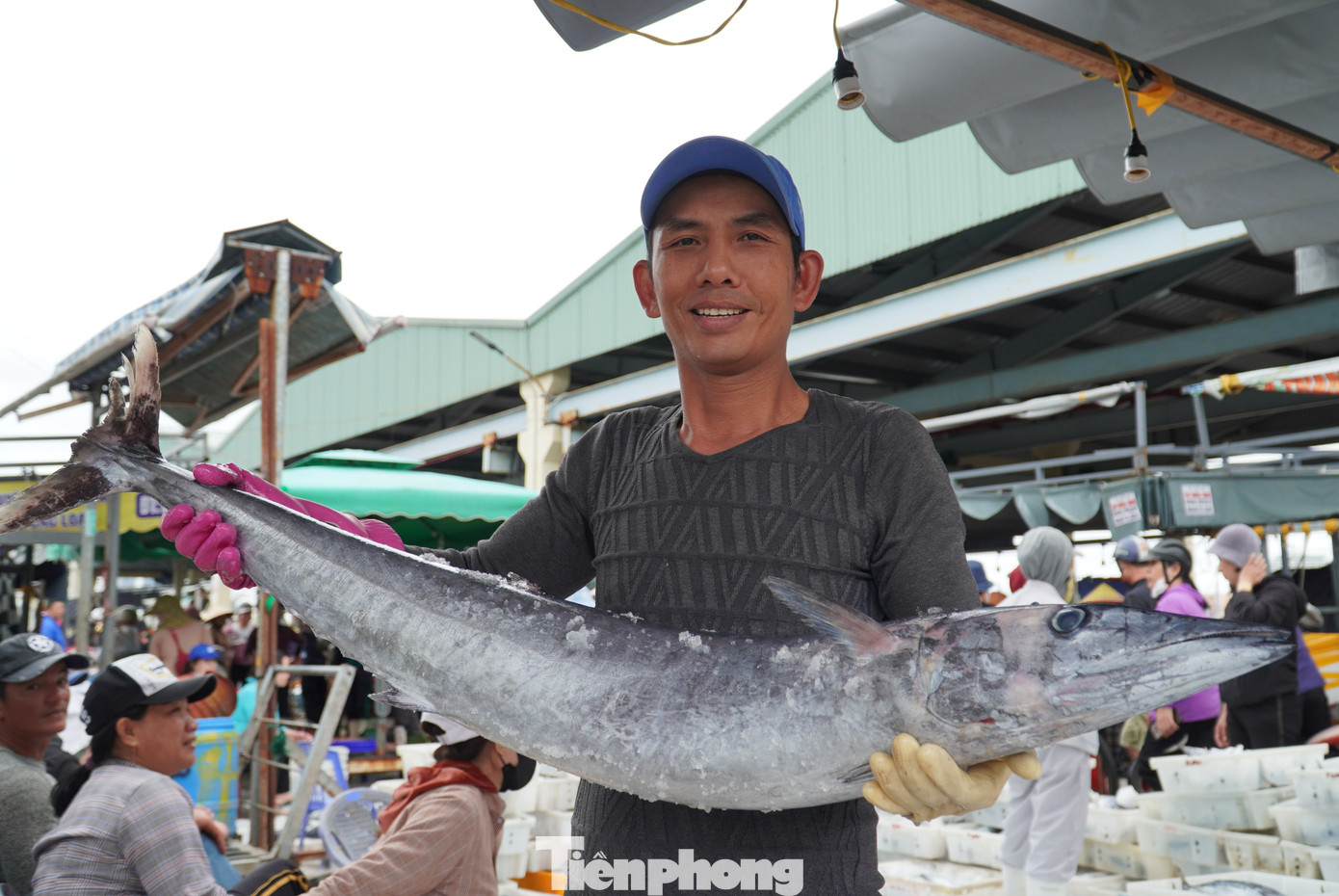 Anh Đào Văn Hoà (tiểu thương) cho hay, từ ra Tết đến nay khá ít cá "khủng", chủ yếu dòng cá trên dưới 10kg. "Những loại cá lớn mua tại cảng chỉ bán nguyên con về các chợ hoặc cho khách dặn trước chứ không chia bán lẻ. Người sành ăn rất thích cá lớn vì thịt dai, thơm", anh cho hay.