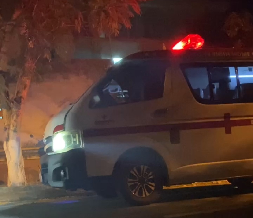 Xe 0 đồng bị ngăn cản vào bên trong trung tâm pháp y chở thi thể về quê. Ảnh cắt từ clip.