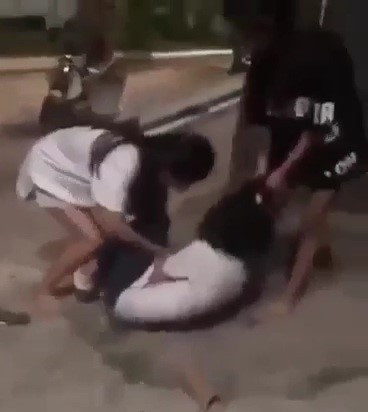 N.T. bị đánh hội đồng trong đêm, sau đó phải nhập viện vì ho ra máu, nói sảng, buồn nôn... N.T. bị đánh hội đồng trong đêm, sau đó phải nhập viện vì ho ra máu, nói sảng, buồn nôn...