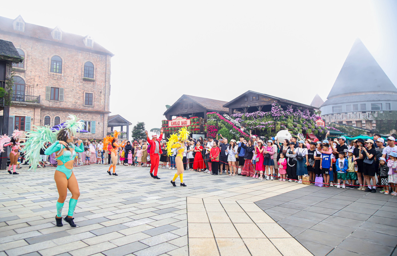 Khu du lịch Bà Nà tấp nập du khách, mỗi ngày hơn 10.000 lượt, tăng 20% so với năm trước và 30% so với năm 2019.