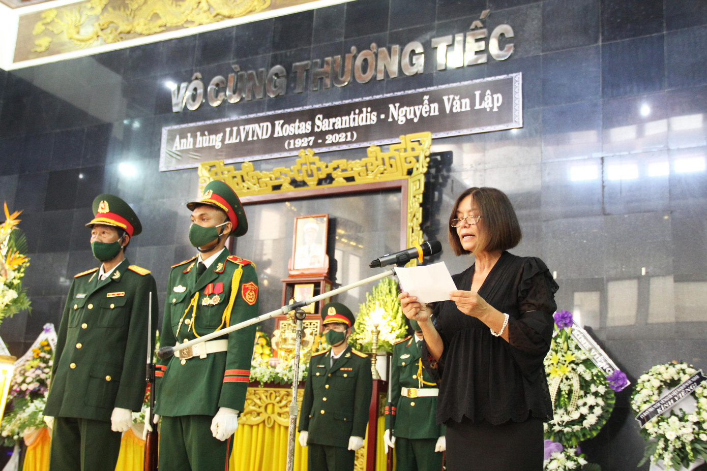 Chị Foteini Sarantidis (Nguyễn Bạch Tuyết, con gái ông Kostas Nguyễn Văn Lập) không cầm được nước mắt khi thấy những người lính trang nghiêm thắp hương tiễn biệt cha mình. Chị kể trong phòng bố luôn có một tấm vải xanh với câu thêu bằng chỉ vàng: “Thây tôi về Hy Lạp, linh hồn tôi ở lại Việt Nam”.