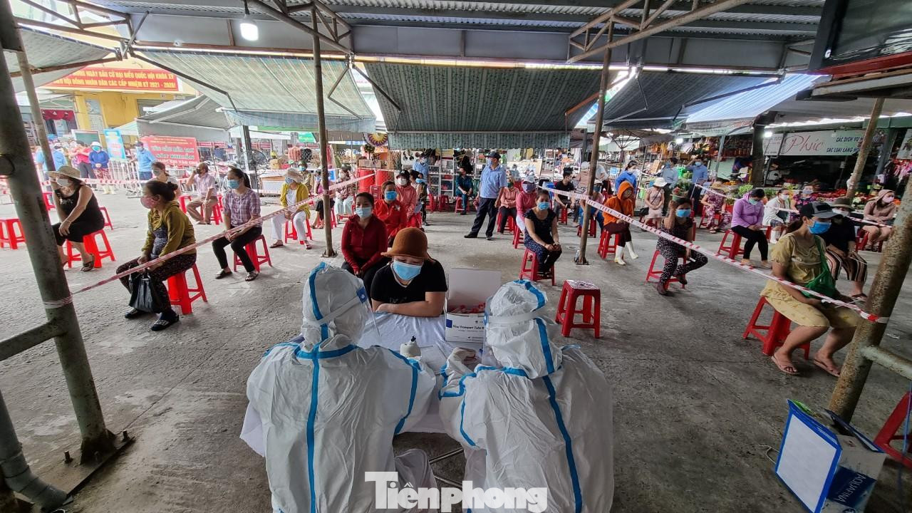 Đà Nẵng tiếp tục lấy mẫu xét nghiệm đại diện hộ gia đình, tiểu thương, quán ăn... Đà Nẵng tiếp tục lấy mẫu xét nghiệm đại diện hộ gia đình, tiểu thương, quán ăn...