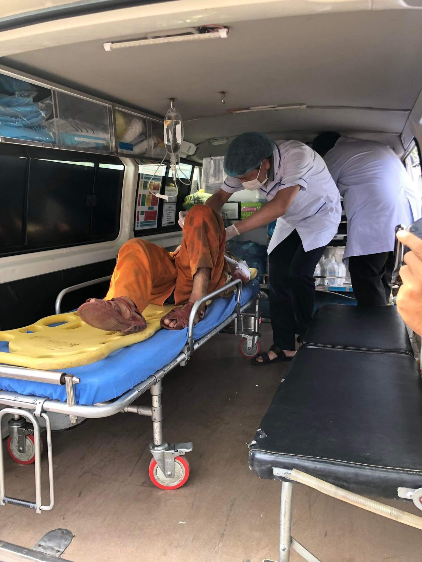 Nam công nhân được cấp cứu và chuyển vào bệnh viện.