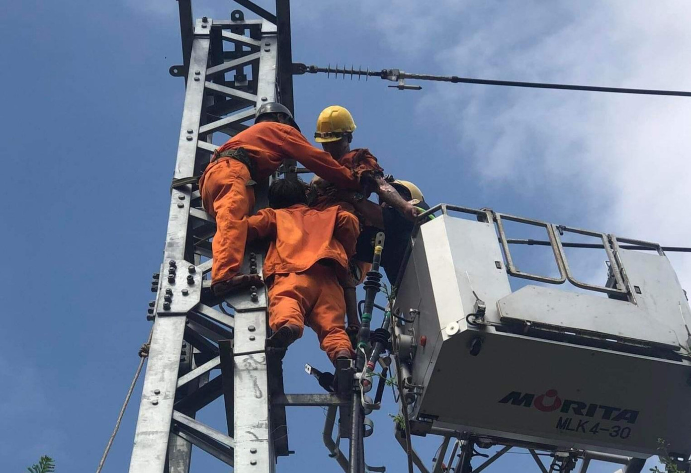 Lực lượng cứu hộ đưa nạn nhân xuống khỏi cột điện.