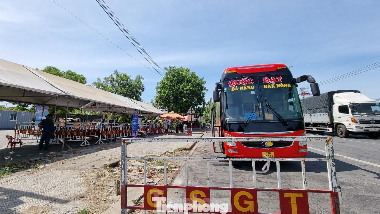 Hiện tại ở chốt có hơn 20 người làm nhiệm vụ, gồm CSGT, nhân viên y tế, đoàn viên… Ảnh: Thanh Trần. Hiện tại ở chốt có hơn 20 người làm nhiệm vụ, gồm CSGT, nhân viên y tế, đoàn viên… Ảnh: Thanh Trần.