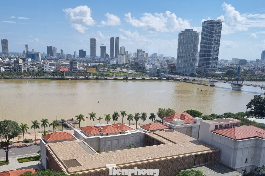 Khách sạn ven sông Hàn được du khách chọn đặt phòng từ sớm do di chuyển đến khán đài hoặc xem pháo hoa tại chỗ rất thuận tiện. Ảnh: Thanh Hiền.