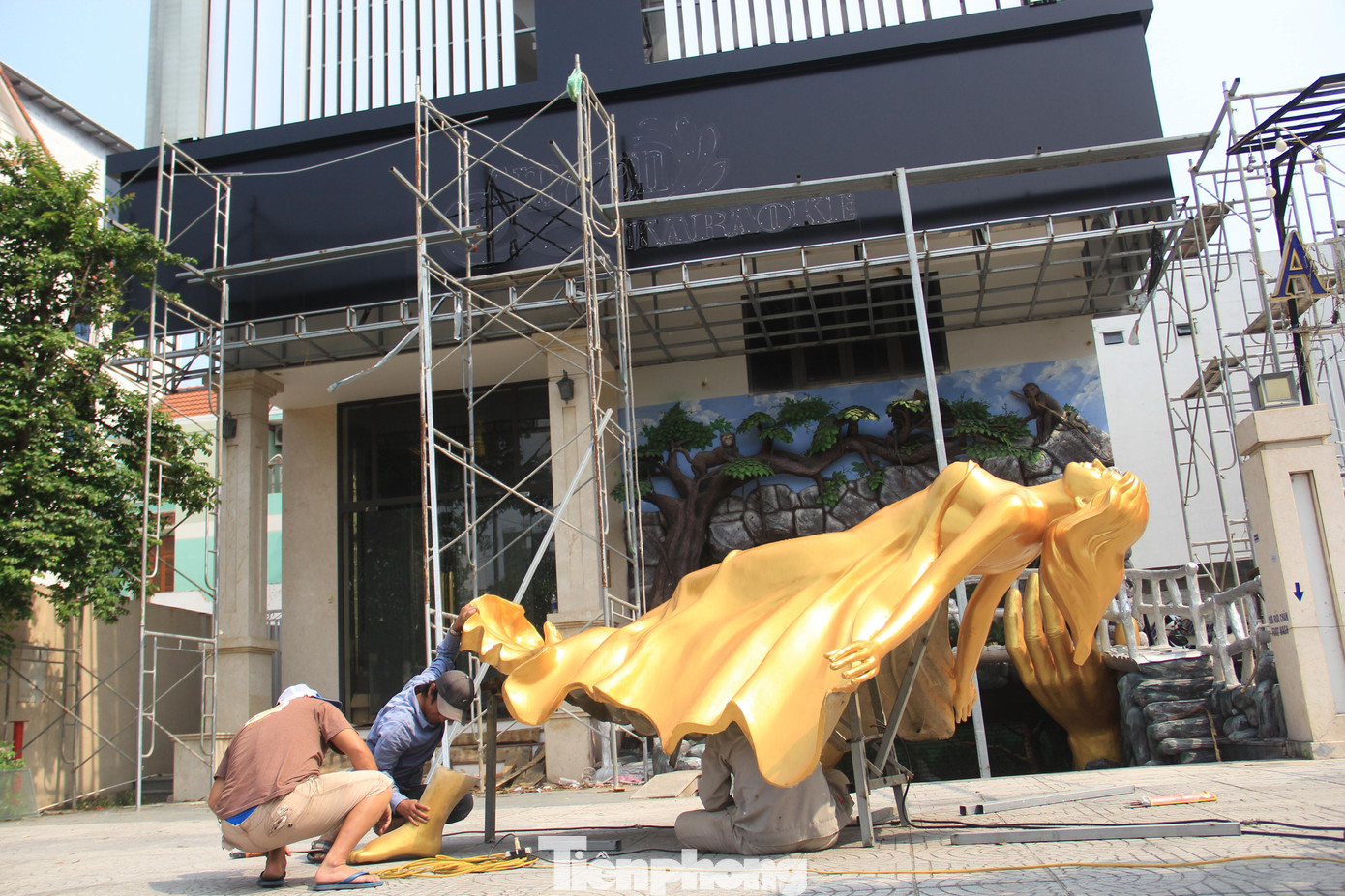 Trong dịp nghỉ lễ vừa qua, Đà Nẵng đón gần 79.000 lượt khách. Ông Cao Trí Dũng - Chủ tịch Hiệp hội du lịch Đà Nẵng nhìn nhận lượng khách tới Đà Nẵng trong dịp nghỉ lễ Giỗ tổ Hùng Vương vừa qua là tín hiệu tích cực, cũng là bước tạo đà cho mùa cao điểm du lịch. Trong dịp nghỉ lễ vừa qua, Đà Nẵng đón gần 79.000 lượt khách. Ông Cao Trí Dũng - Chủ tịch Hiệp hội du lịch Đà Nẵng nhìn nhận lượng khách tới Đà Nẵng trong dịp nghỉ lễ Giỗ tổ Hùng Vương vừa qua là tín hiệu tích cực, cũng là bước tạo đà cho mùa cao điểm du lịch.