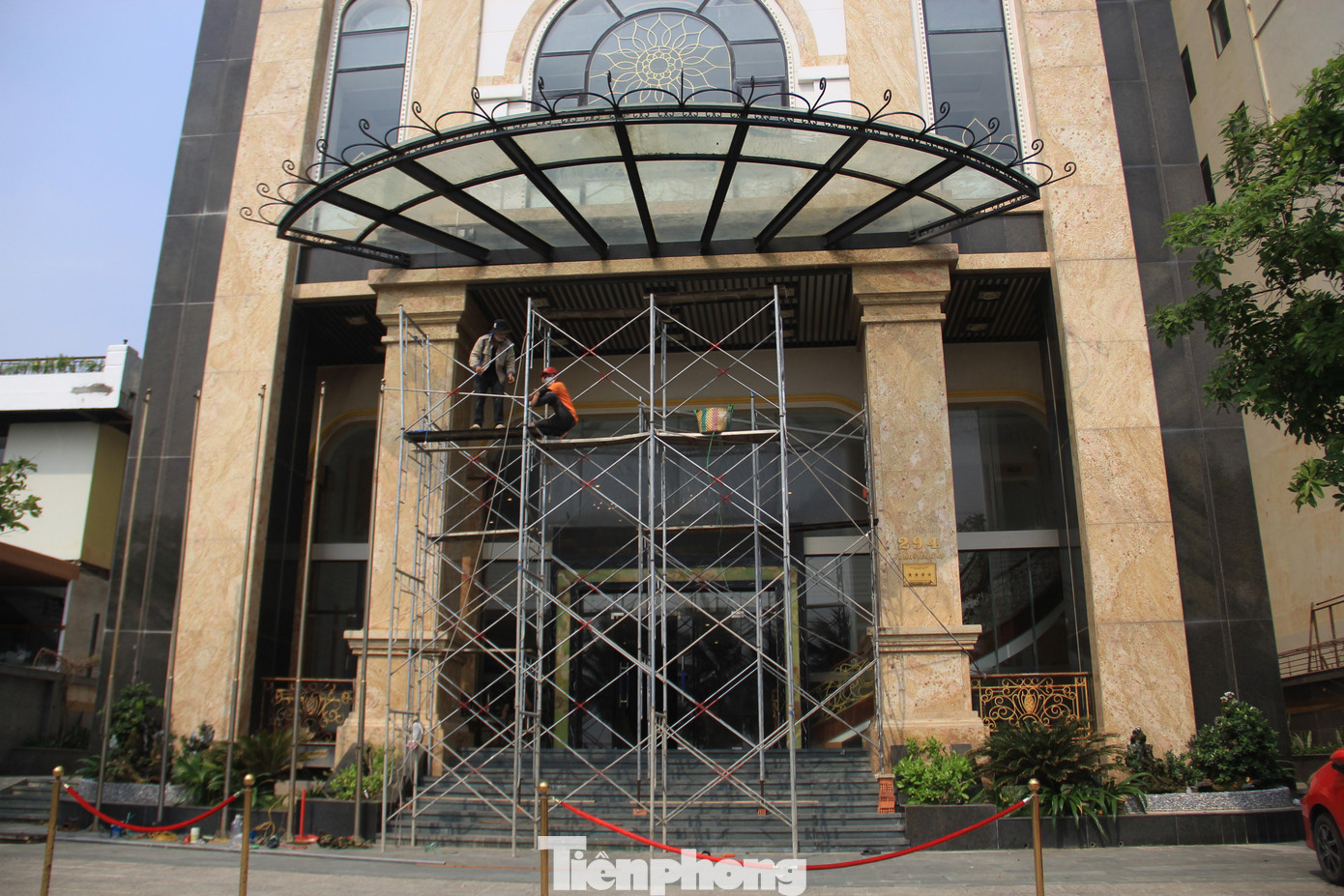 Một khách sạn trên đường Võ Nguyên Giáp (quận Sơn Trà) đang sửa sang lại phần mặt tiền. Hầu hết du khách khi tới Đà Nẵng đều ưu tiên chọn lưu trú tại những khách sạn ở tuyến đường ven biển. Một khách sạn trên đường Võ Nguyên Giáp (quận Sơn Trà) đang sửa sang lại phần mặt tiền. Hầu hết du khách khi tới Đà Nẵng đều ưu tiên chọn lưu trú tại những khách sạn ở tuyến đường ven biển.