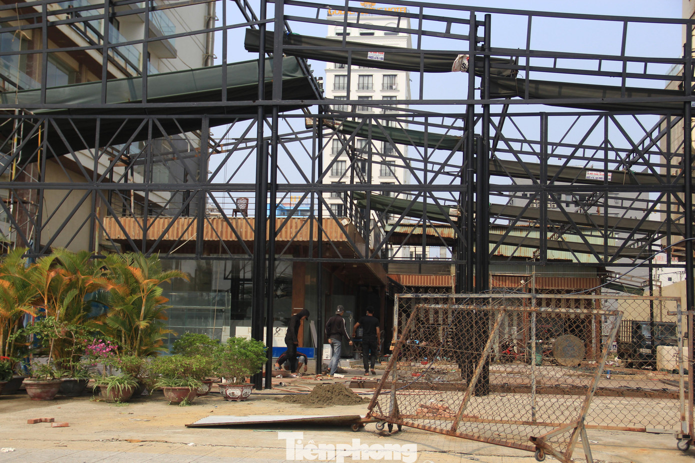 Nhà hàng ven biển đang ngổn ngang sửa chữa. Nhà hàng ven biển đang ngổn ngang sửa chữa.