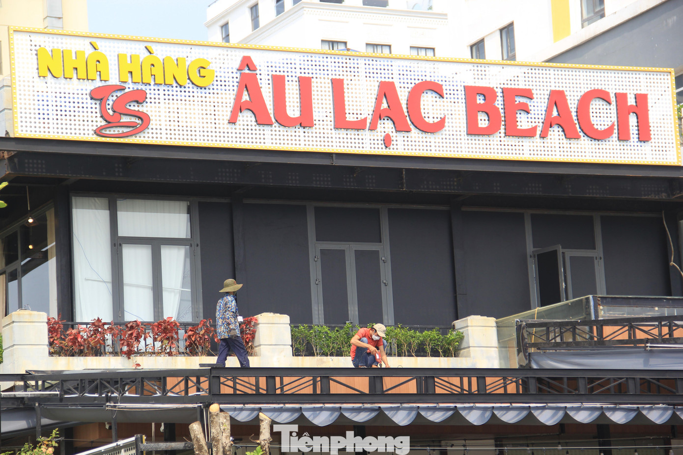 Đại diện nhà hàng Âu Lạc cho hay nhà hàng cũng phải đóng cửa suốt một thời gian dài vì dịch bệnh. "Giờ du khách đã quay trở lại, du lịch đã "ấm" lên nên chúng tôi sửa sang, dọn dẹp lại nhà hàng cho sạch đẹp, mới mẻ phục vụ du khách. Hy vọng sắp tới du khách sẽ đến Đà Nẵng đông hơn dịp lễ vừa qua nữa", vị này nói. Đại diện nhà hàng Âu Lạc cho hay nhà hàng cũng phải đóng cửa suốt một thời gian dài vì dịch bệnh. "Giờ du khách đã quay trở lại, du lịch đã "ấm" lên nên chúng tôi sửa sang, dọn dẹp lại nhà hàng cho sạch đẹp, mới mẻ phục vụ du khách. Hy vọng sắp tới du khách sẽ đến Đà Nẵng đông hơn dịp lễ vừa qua nữa", vị này nói.