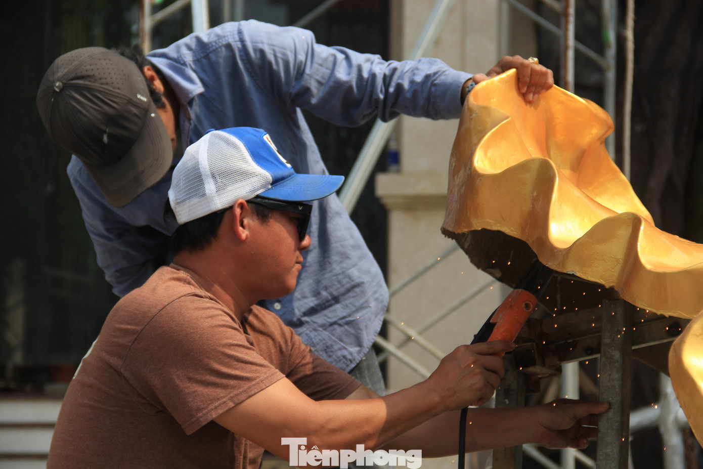 Thợ cơ khí hàn lại một bức tượng của quán karaoke trên đường Phạm Văn Đồng (quận Sơn Trà). Thợ cơ khí hàn lại một bức tượng của quán karaoke trên đường Phạm Văn Đồng (quận Sơn Trà).