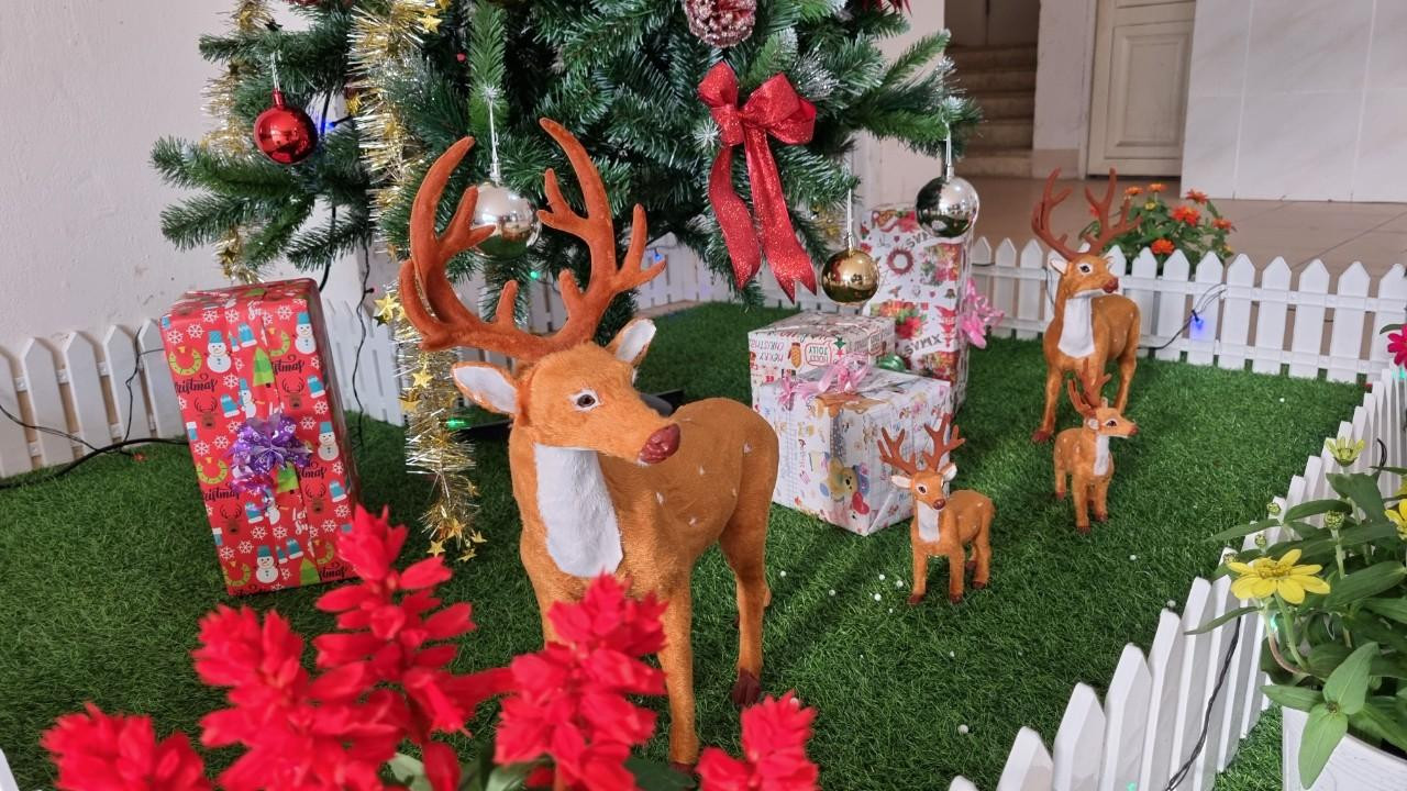 Có cả tuần lộc, hộp quà... khiến các em nhỏ rất thích thú.