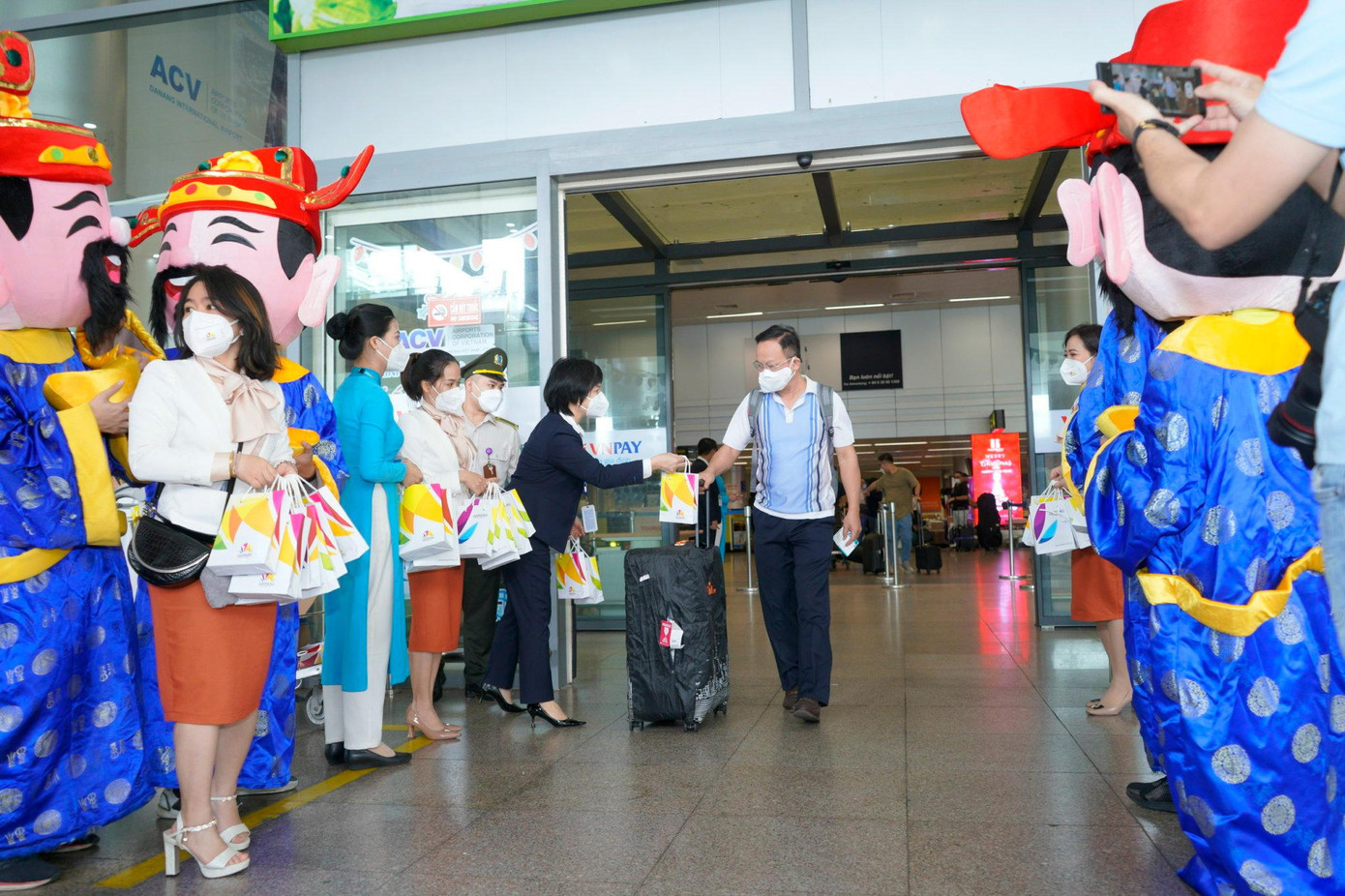 Hành khách đầu tiên đến "xông đất" Đà Nẵng năm mới 2022.