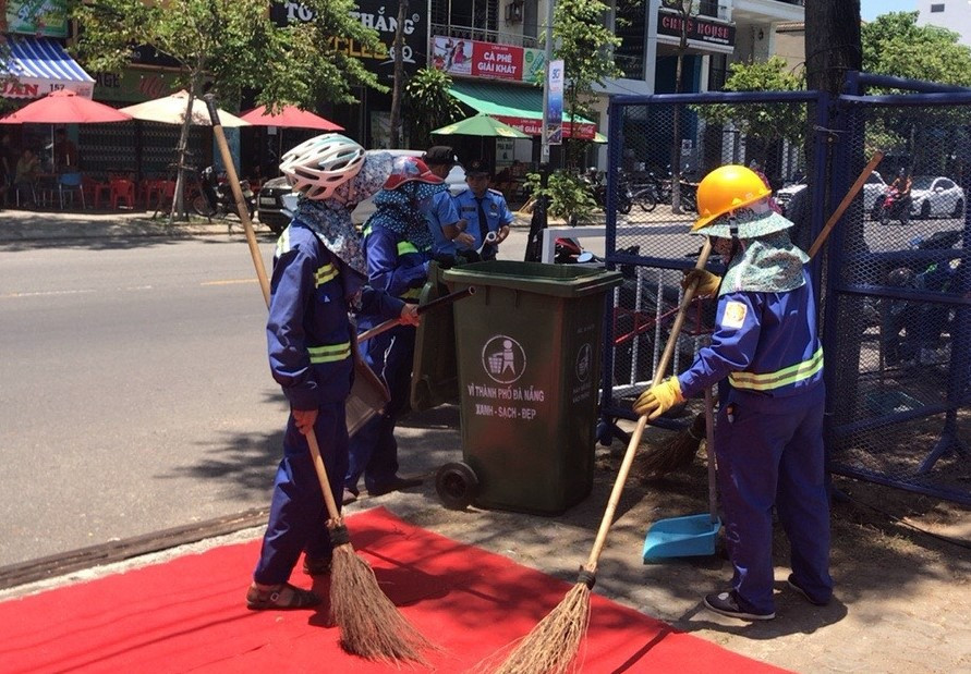 Công nhân vệ sinh môi trường dọn rác trên tuyến đường Trần Hưng Đạo, nơi bố trí khán đài hơn 5000 chỗ ngồi.