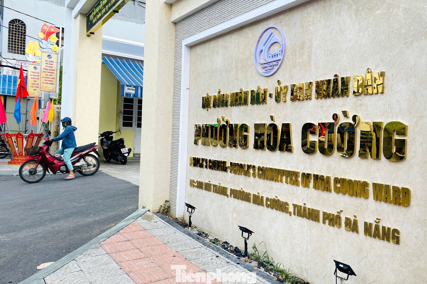 UBND phường Hòa Cường đã lắp đặt bảng tên mới cùng với logo chính thức. Phường được hình thành từ sự sắp xếp các phường Bình Thuận, Hòa Thuận Tây, Hòa Cường Bắc và Hòa Cường Nam (quận Hải Châu). UBND phường Hòa Cường đã lắp đặt bảng tên mới cùng với logo chính thức. Phường được hình thành từ sự sắp xếp các phường Bình Thuận, Hòa Thuận Tây, Hòa Cường Bắc và Hòa Cường Nam (quận Hải Châu).