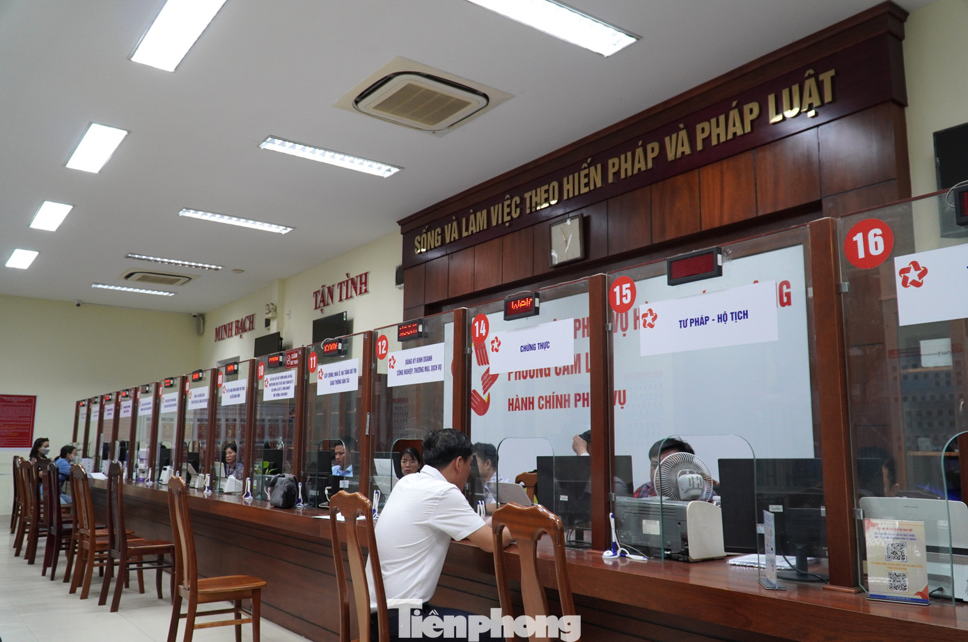 Các ô quầy được dán bảng mới, bàn ghế tinh tươm cùng với trang bị đầy đủ màn hình điện tử... để phục vụ tốt nhất cho người dân khi đến giải quyết thủ tục. Các ô quầy được dán bảng mới, bàn ghế tinh tươm cùng với trang bị đầy đủ màn hình điện tử... để phục vụ tốt nhất cho người dân khi đến giải quyết thủ tục.