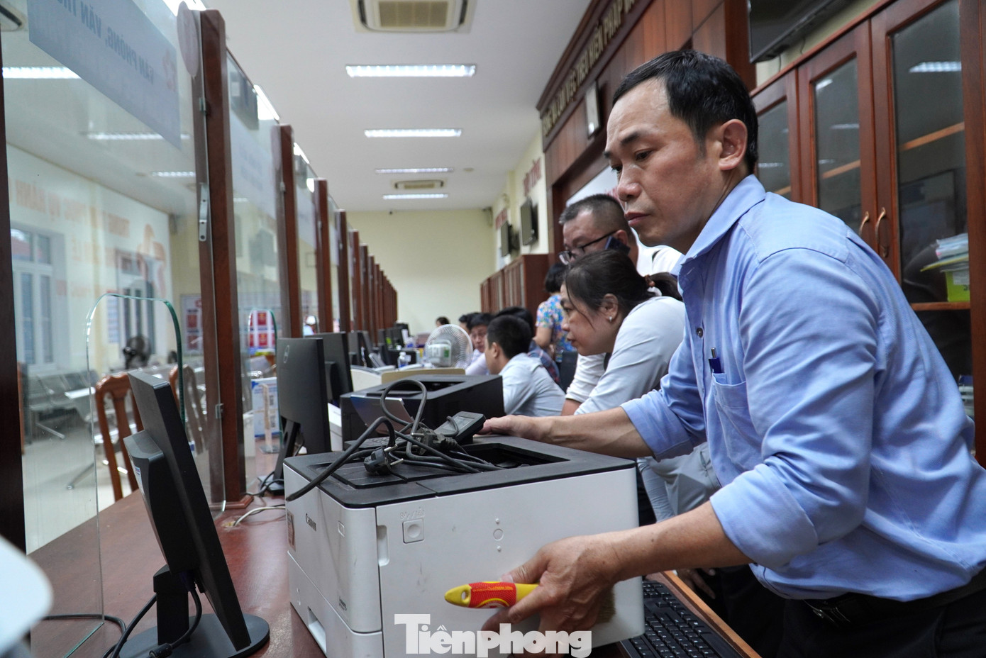 Ông Lê Văn Phước - Phó Chủ tịch UBND phường Hoà Thọ Đông (quận Cẩm Lệ) từ ngày 1/7 sẽ đến Trung tâm này làm việc. “Trong tối nay, mọi người kiểm tra hết lại trang thiết bị, máy móc, giấy tờ, chạy cả hệ thống lấy số thứ tự, gọi tên… để đảm bảo ngày mai hoạt động trơn tru. Sau đó chúng tôi sẽ họp lại lần cuối nữa để thống nhất công việc”, ông chia sẻ. Ông Lê Văn Phước - Phó Chủ tịch UBND phường Hoà Thọ Đông (quận Cẩm Lệ) từ ngày 1/7 sẽ đến Trung tâm này làm việc. “Trong tối nay, mọi người kiểm tra hết lại trang thiết bị, máy móc, giấy tờ, chạy cả hệ thống lấy số thứ tự, gọi tên… để đảm bảo ngày mai hoạt động trơn tru. Sau đó chúng tôi sẽ họp lại lần cuối nữa để thống nhất công việc”, ông chia sẻ.