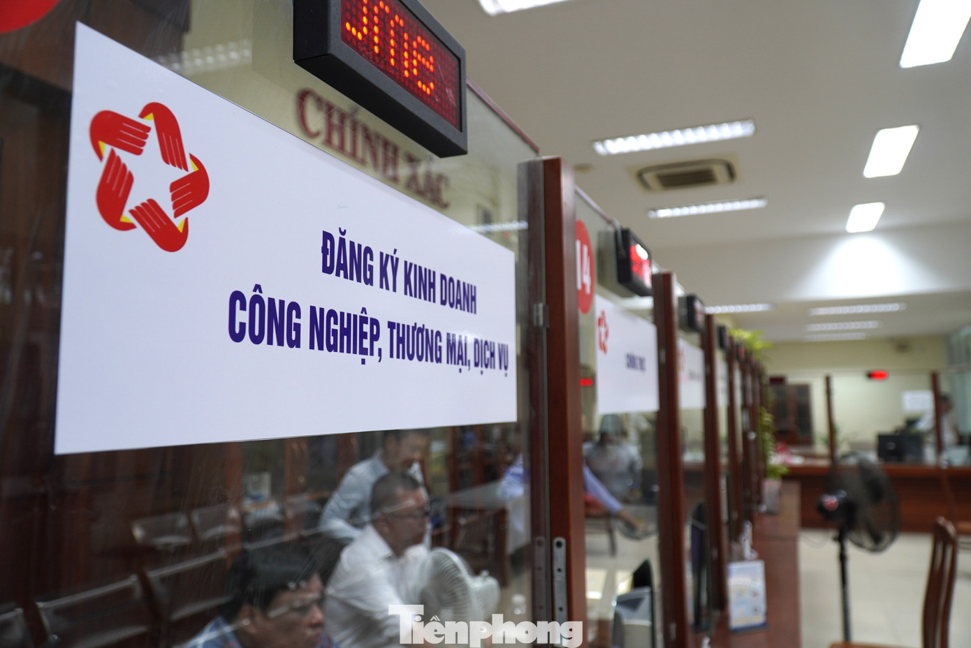 Các ô quầy được dán bảng mới, bàn ghế tinh tươm cùng với trang bị đầy đủ màn hình điện tử... để phục vụ tốt nhất cho người dân khi đến giải quyết thủ tục. Các ô quầy được dán bảng mới, bàn ghế tinh tươm cùng với trang bị đầy đủ màn hình điện tử... để phục vụ tốt nhất cho người dân khi đến giải quyết thủ tục.