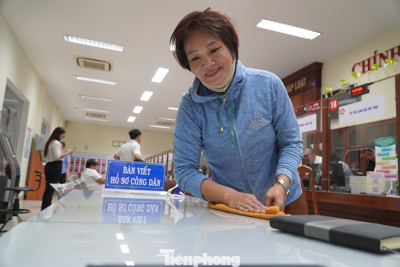 Bàn ghế, máy móc được lau dọn sạch sẽ. Phường Cẩm Lệ được hình thành trên cơ sở sáp nhập ba phường cũ: Hòa Thọ Đông, Hòa Thọ Tây và Khuê Trung. Bàn ghế, máy móc được lau dọn sạch sẽ. Phường Cẩm Lệ được hình thành trên cơ sở sáp nhập ba phường cũ: Hòa Thọ Đông, Hòa Thọ Tây và Khuê Trung.