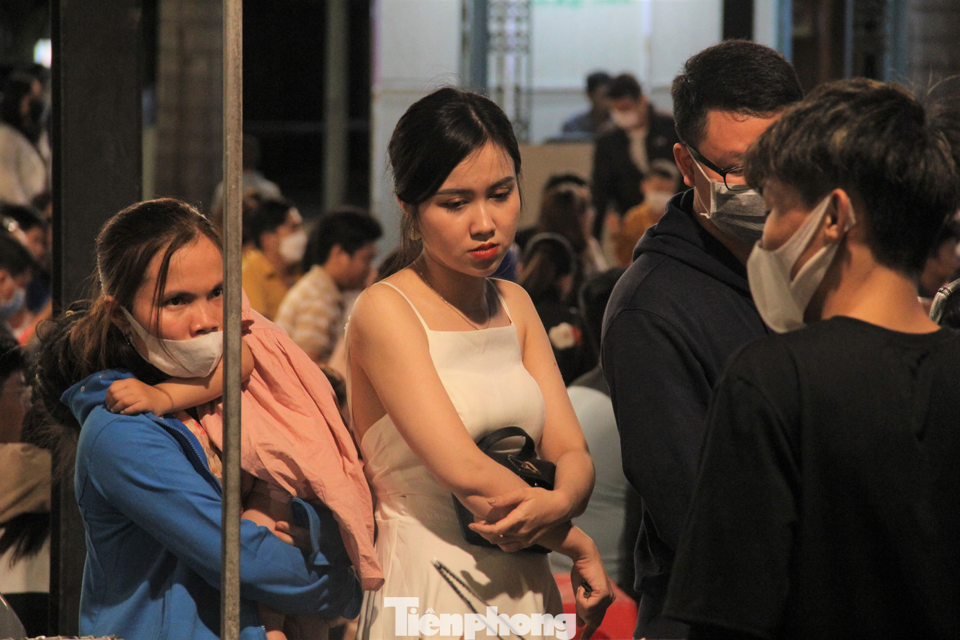 Một số người tỏ ra mệt mỏi vì xếp hàng chờ đợi quá lâu.