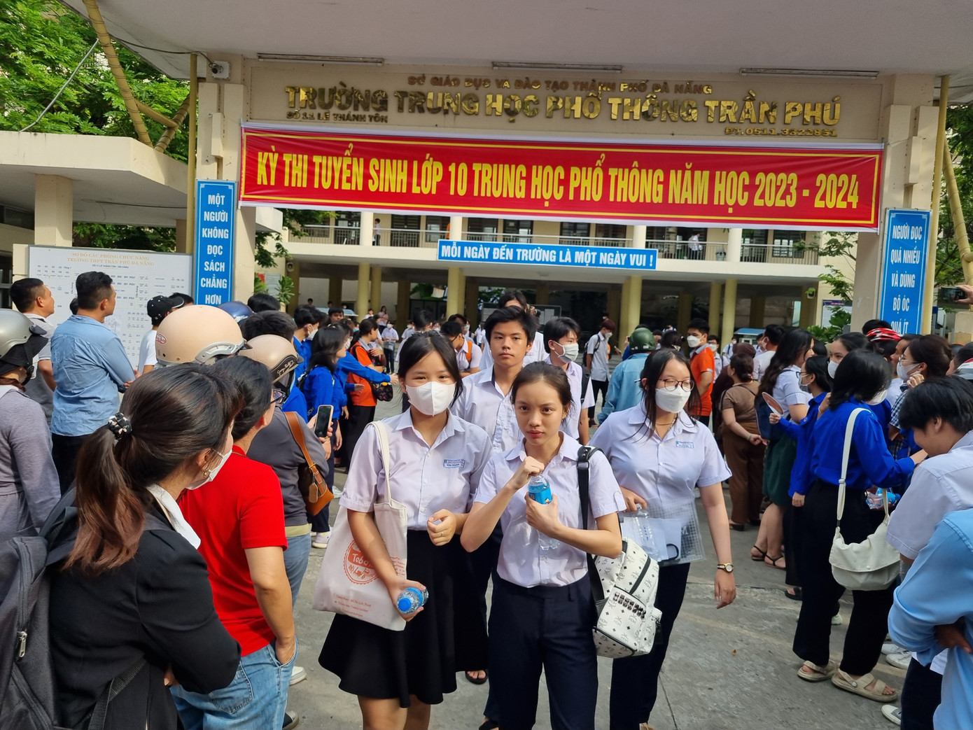 Thí sinh tại điểm thi trường THPT Trần Phú sau giờ thi môn Tiếng Anh. Thí sinh tại điểm thi trường THPT Trần Phú sau giờ thi môn Tiếng Anh.