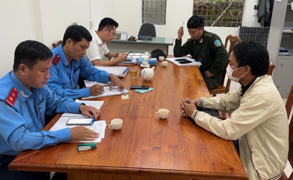 Lực lượng chức năng làm việc với tài xế xe vi phạm.