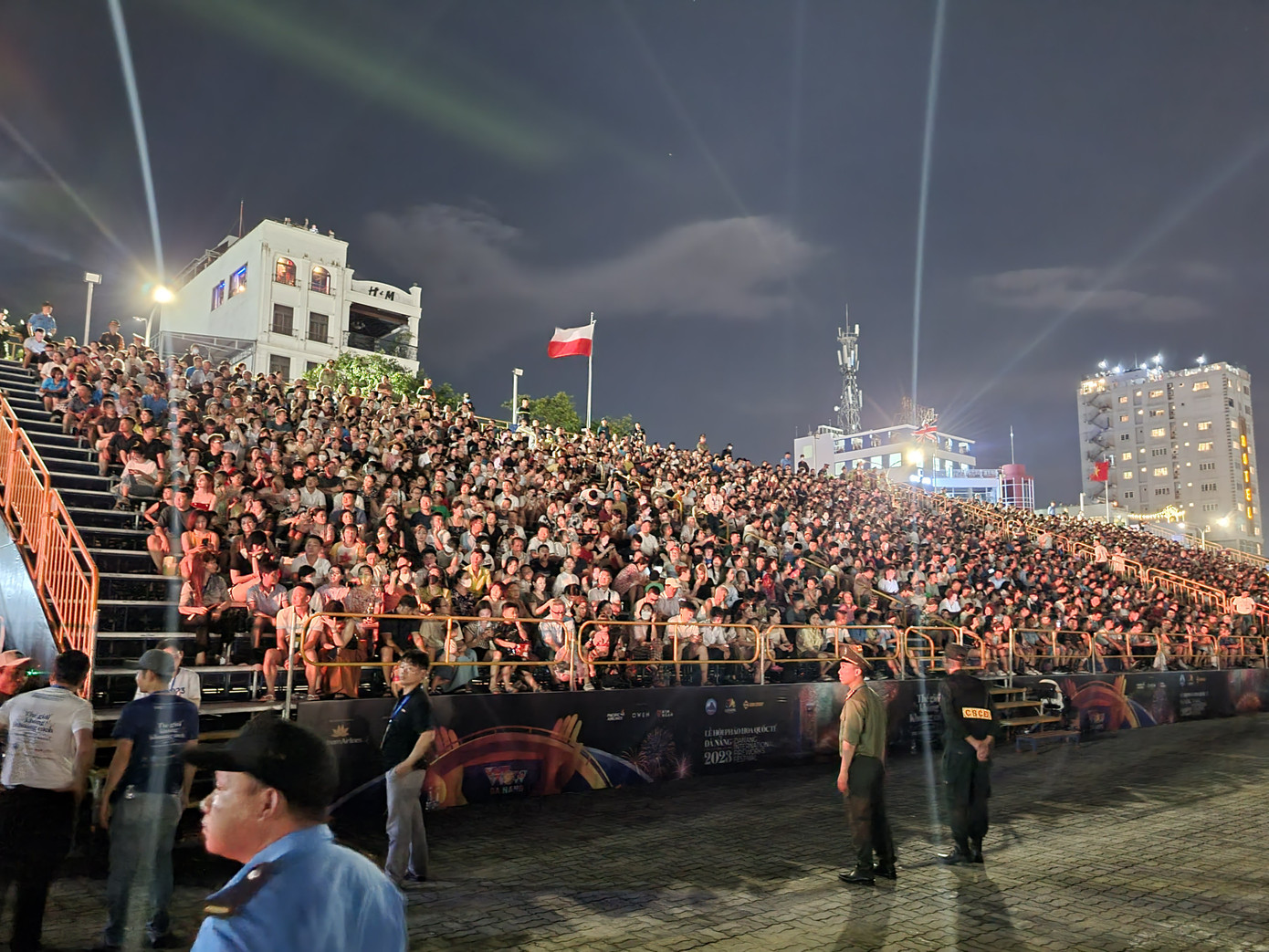 Khán giả lấp kín khán đài hơn 5.000 chỗ ngồi trong đêm khai mạc.