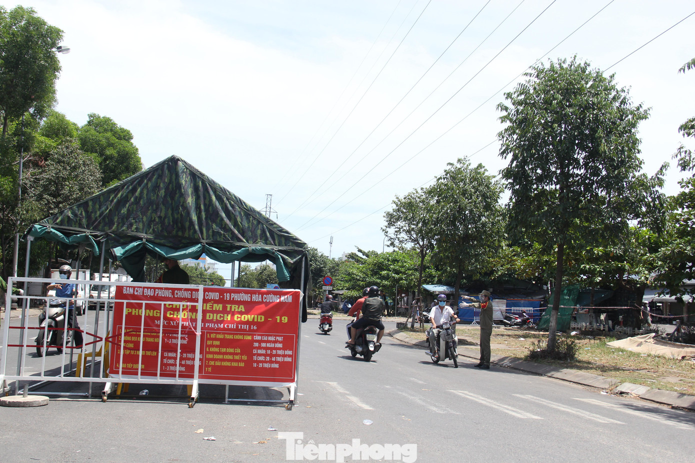 Một chốt kiểm soát dịch trên đường Lê Thanh Nghị, ngay trước chợ đầu mối Hòa Cường. Ảnh:Thanh Trần.