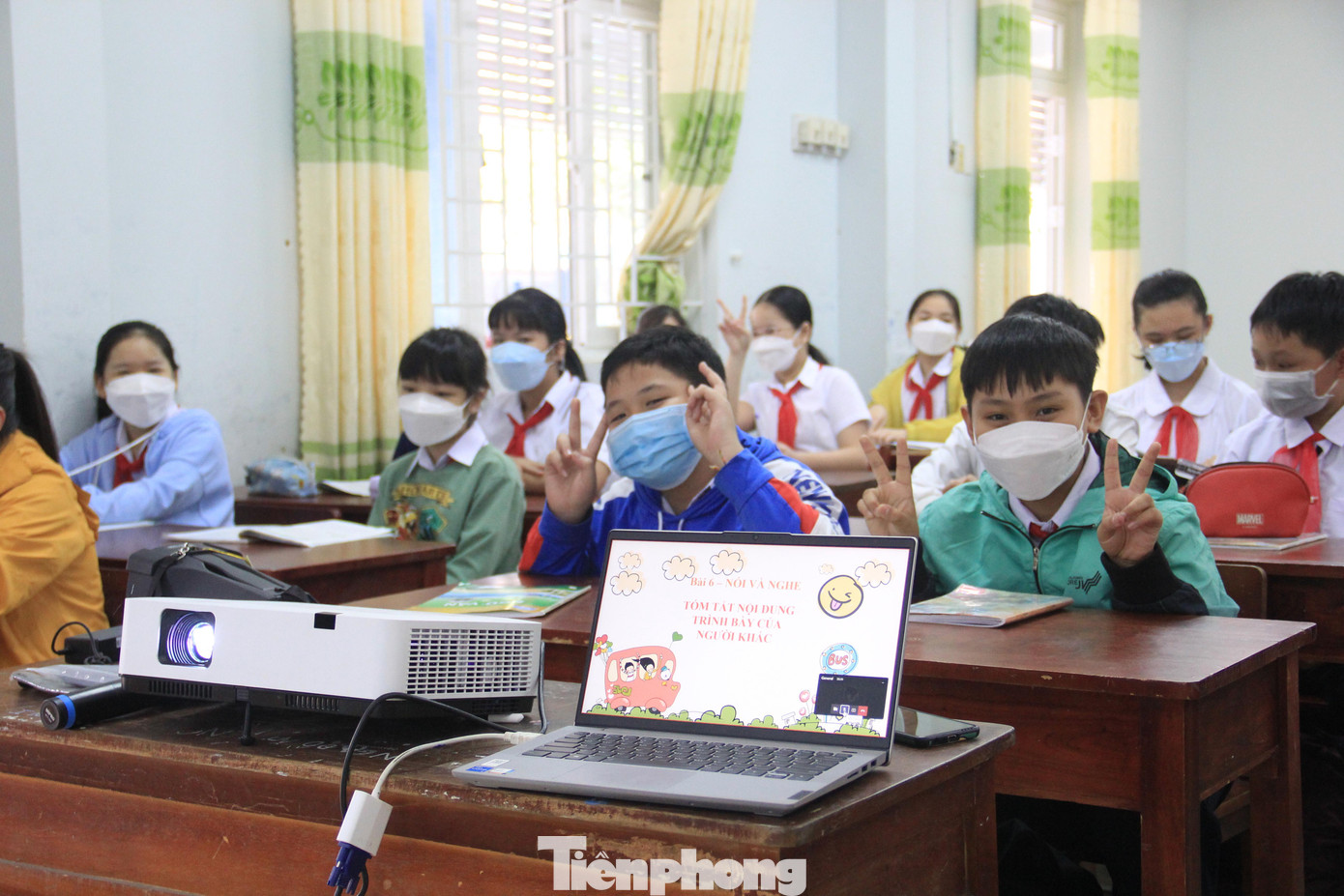 Nhiều em không giấu được niềm vui khi gặp lại bạn bè, thầy cô. Nhiều em không giấu được niềm vui khi gặp lại bạn bè, thầy cô.